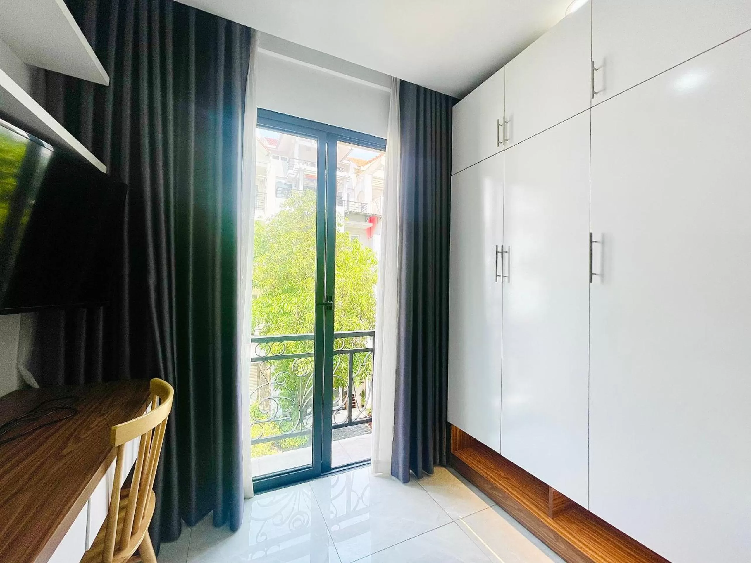 TV and multimedia in Spring Hill Apartment -The High Class