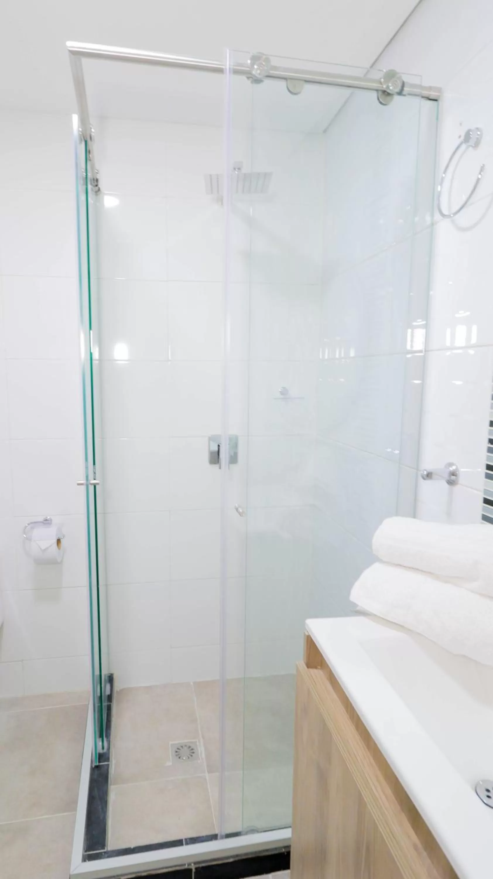 Shower, Bathroom in Aw Hotel Pasarela Real