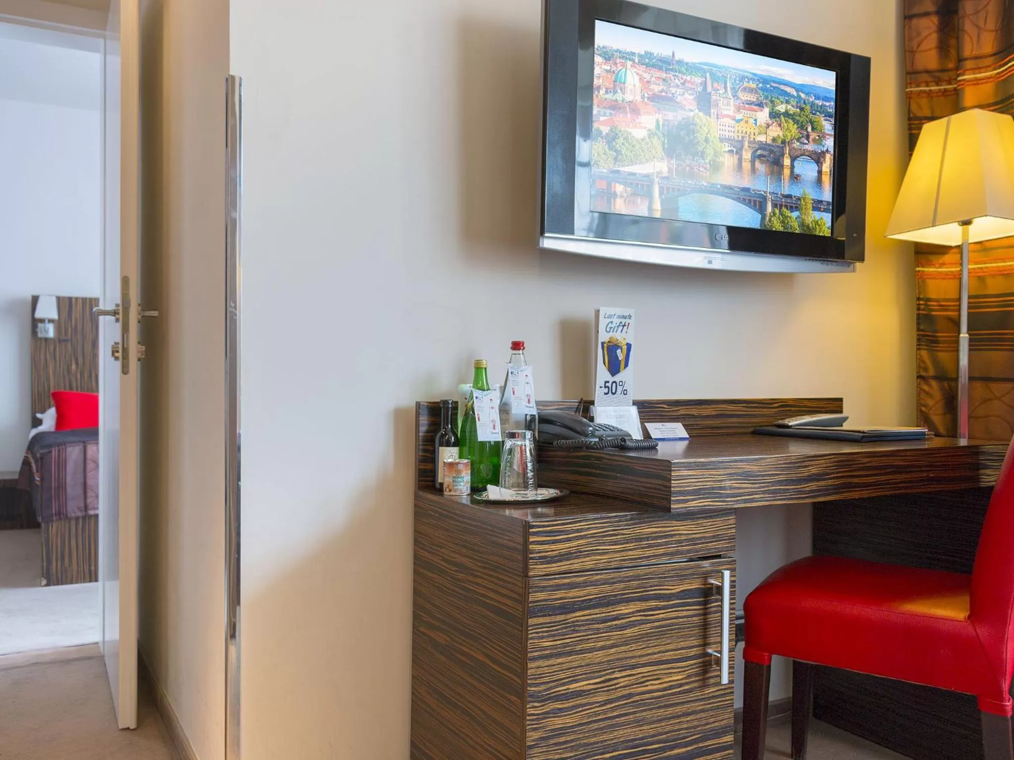 Photo of the whole room in EA Hotel Crystal Palace