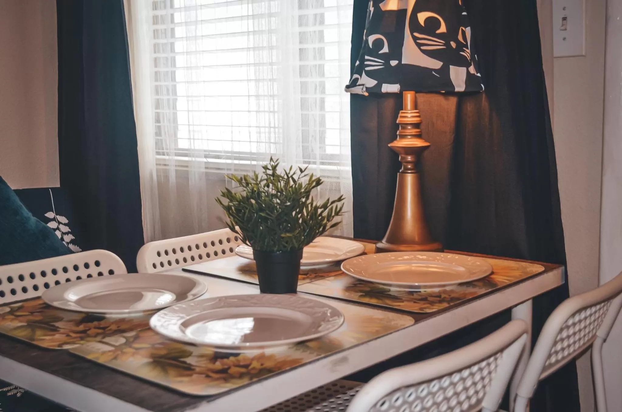 Dining area in Hollywood Light Haven Lodge