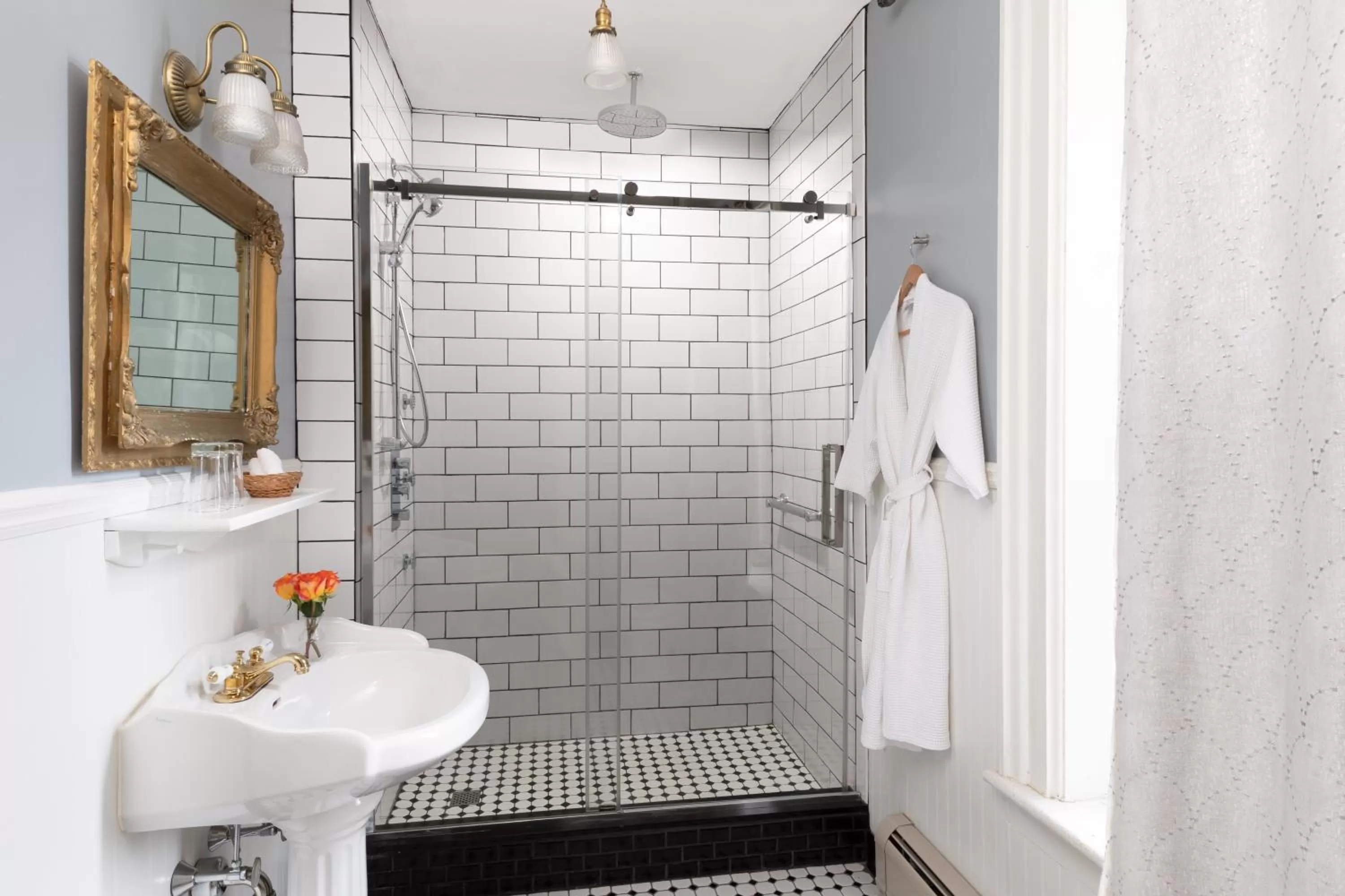 Shower, Bathroom in Rosemont Inn