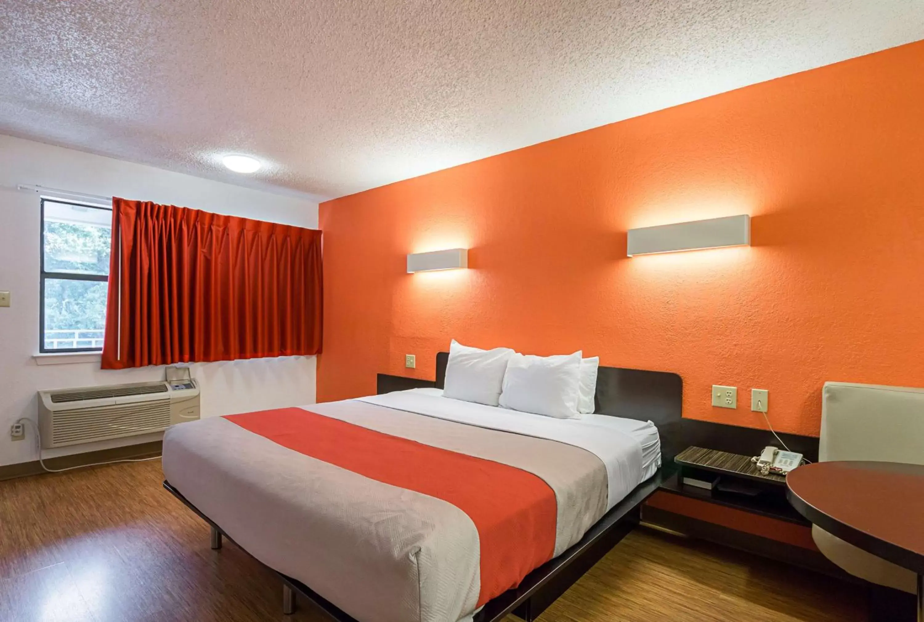 King Room - single occupancy - Disability Access - Non-Smoking in Motel 6 Boerne TX King Room - single occupancy - Disability Access - Non-Smoking in Motel 6 Boerne TX