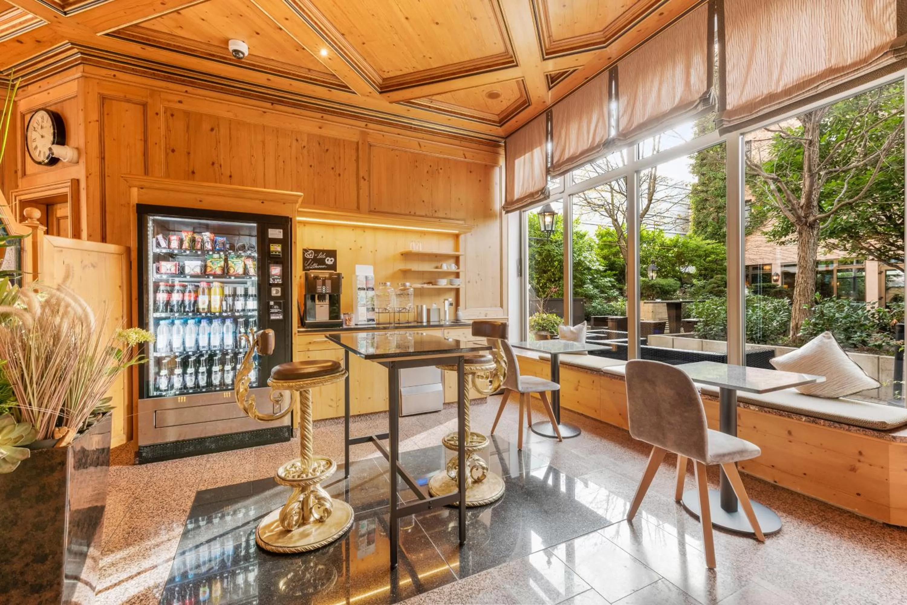 Lounge or bar in King's Hotel Center Superior