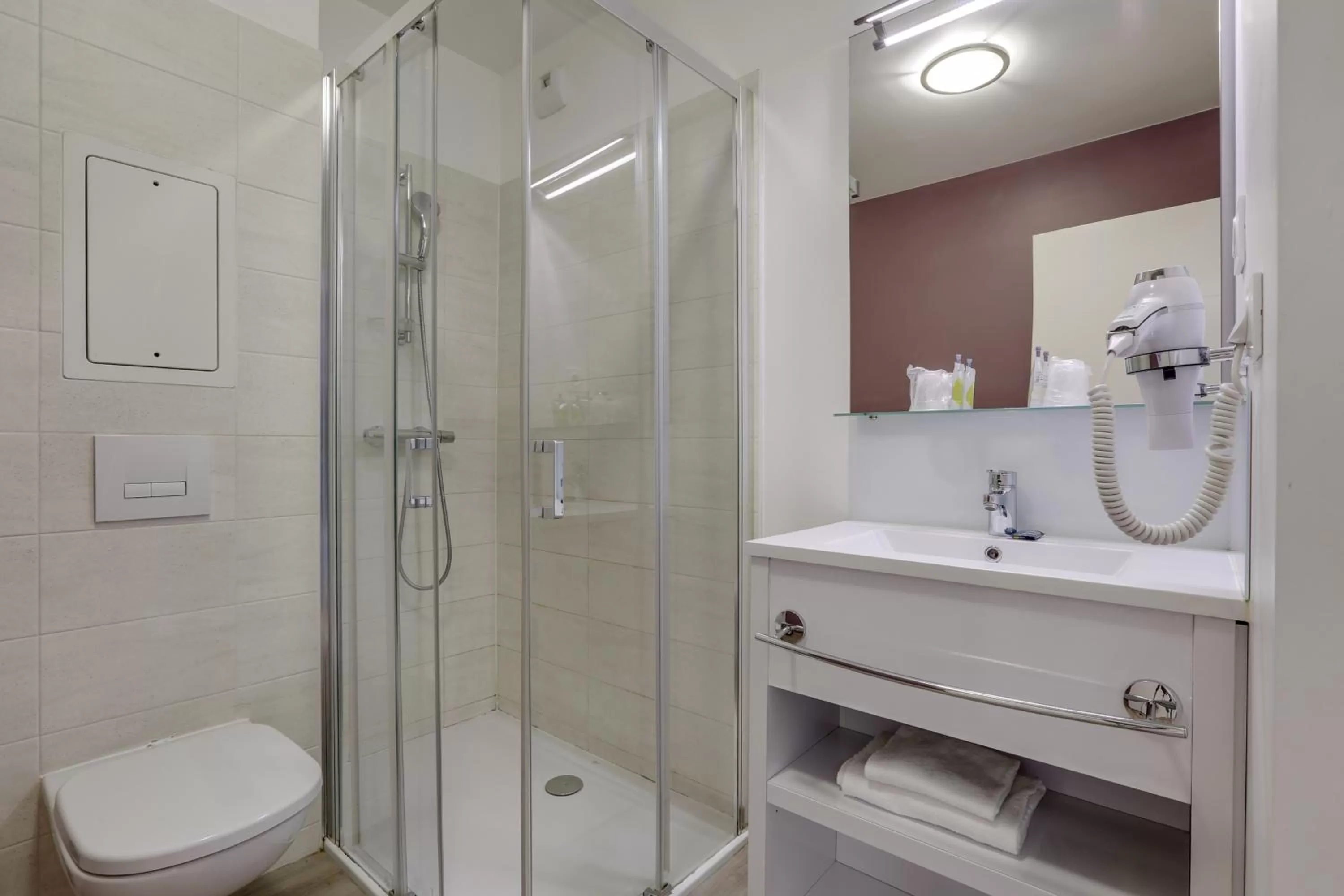 Shower in All Suites Appart Hôtel - Choisy-le-Roi