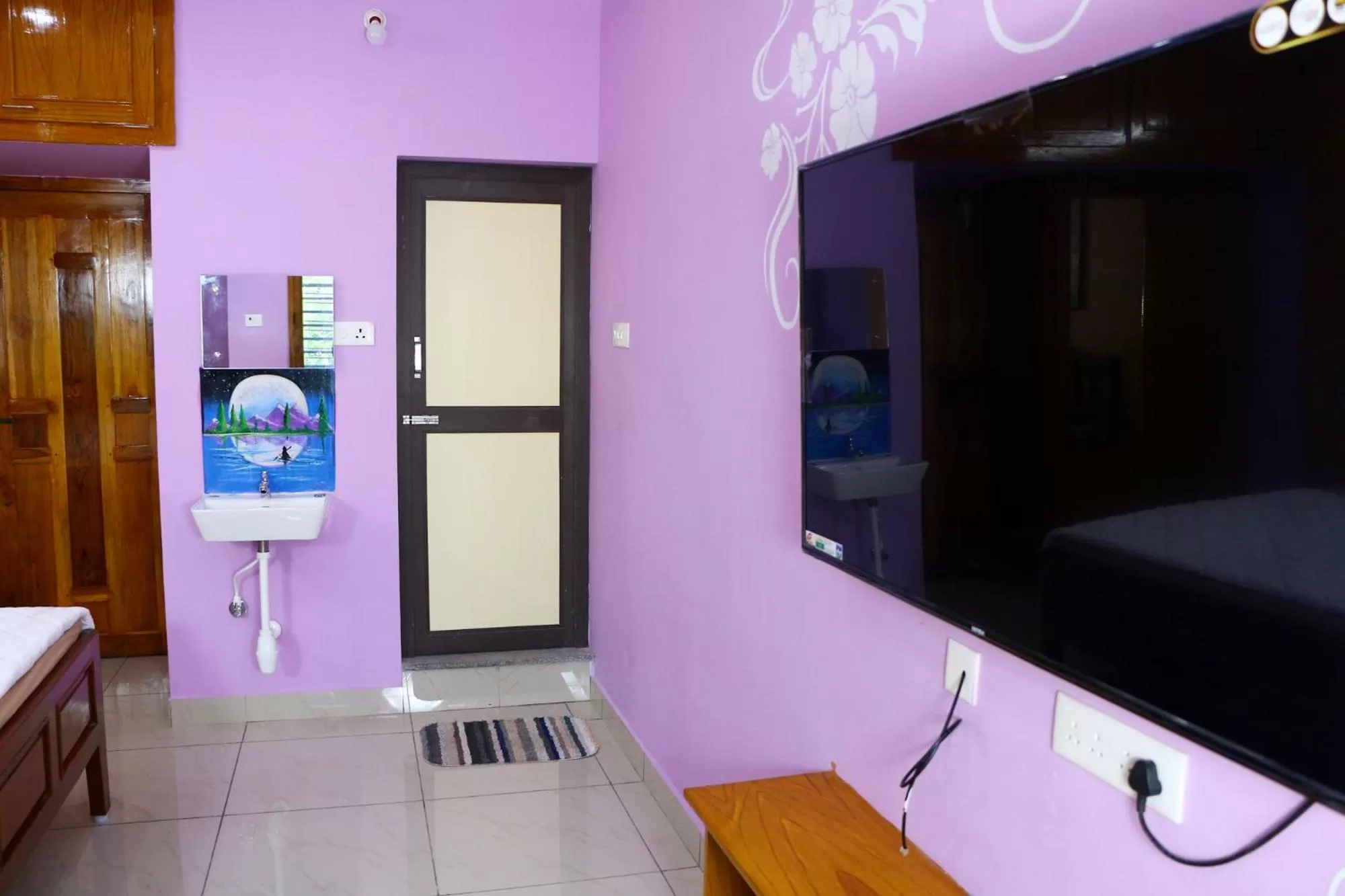 TV and multimedia, TV/Entertainment Center in Bluetique Beach House