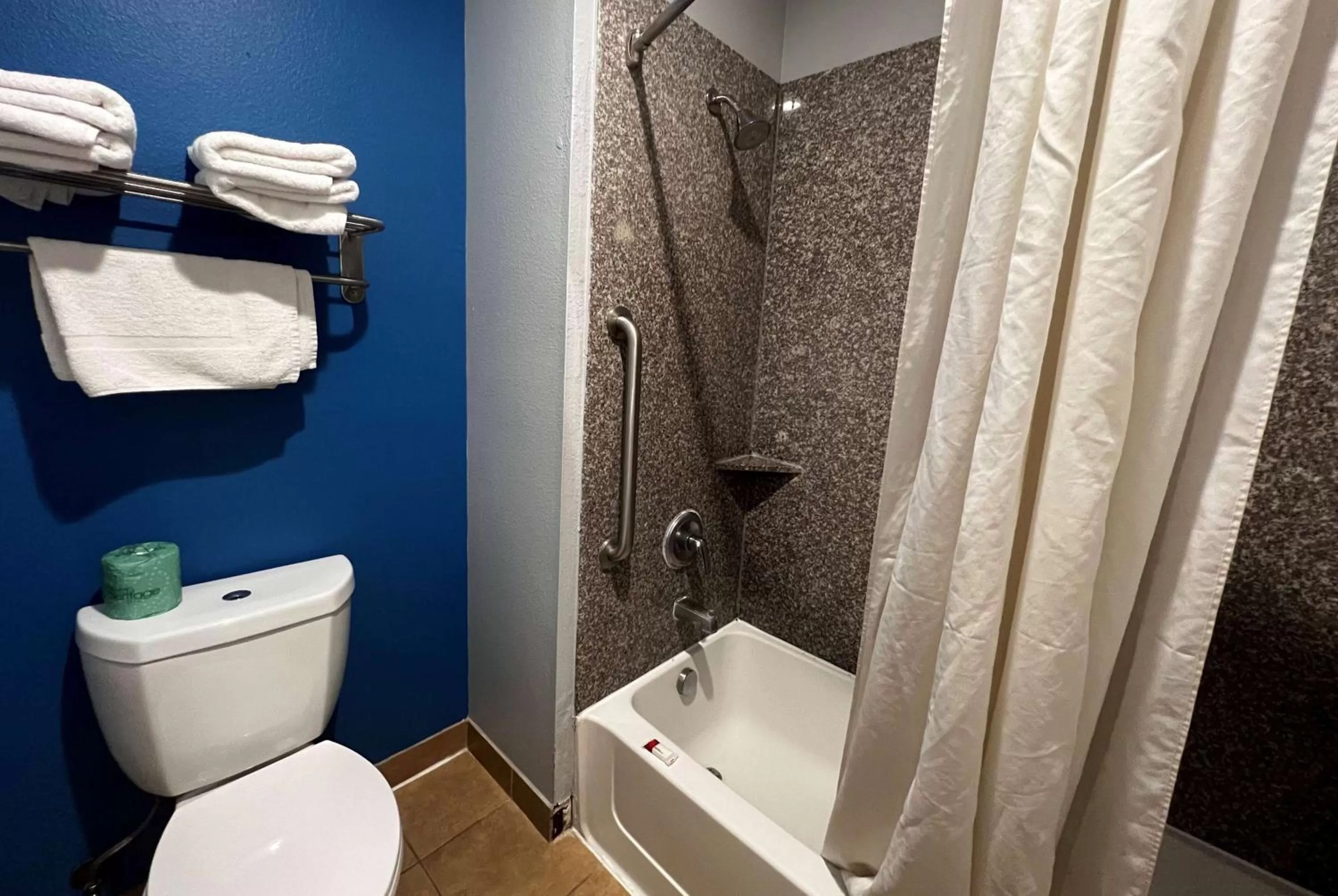 TV and multimedia in Super 8 by Wyndham Houston North I-45