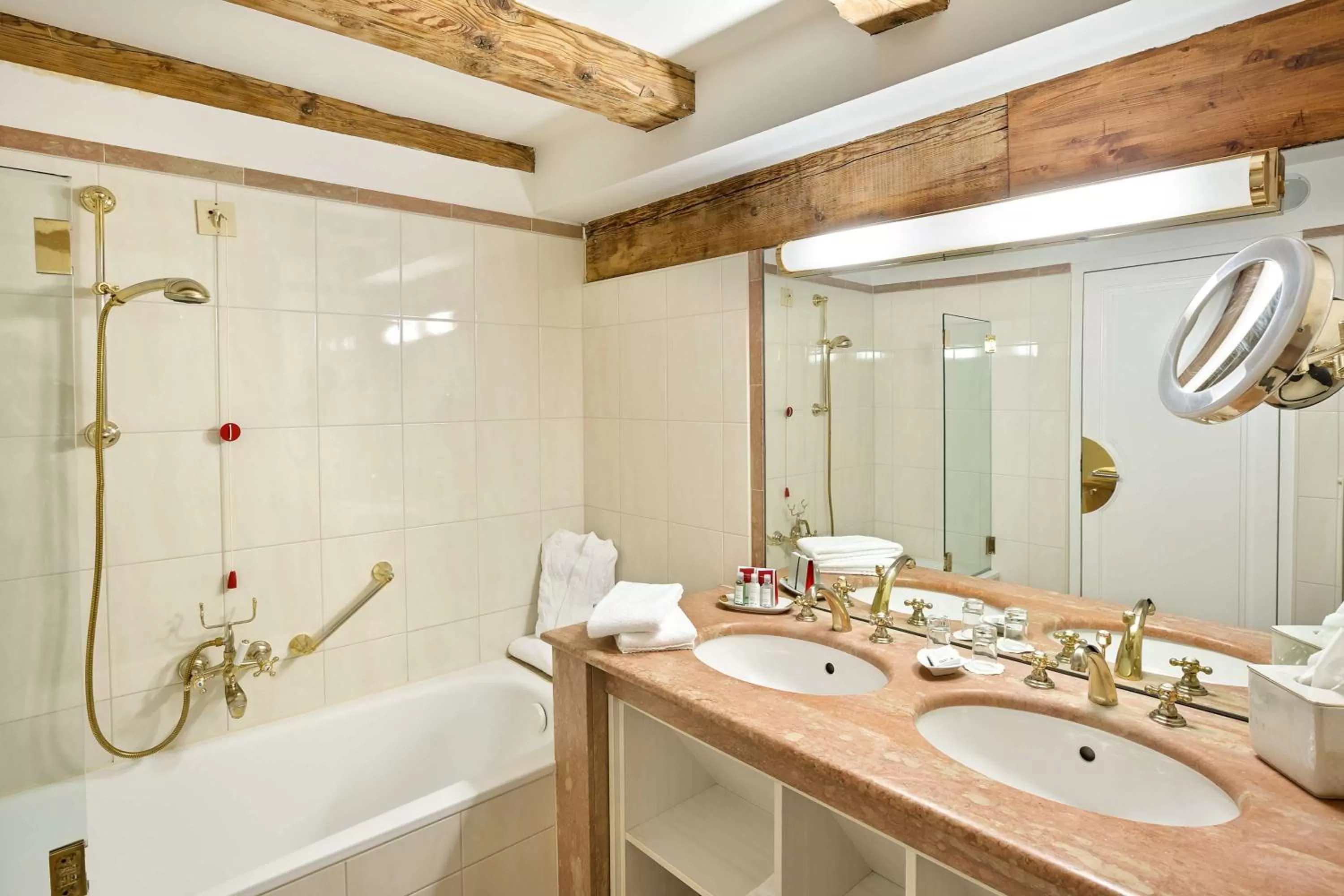 Bathroom in Radisson Blu Hotel Altstadt