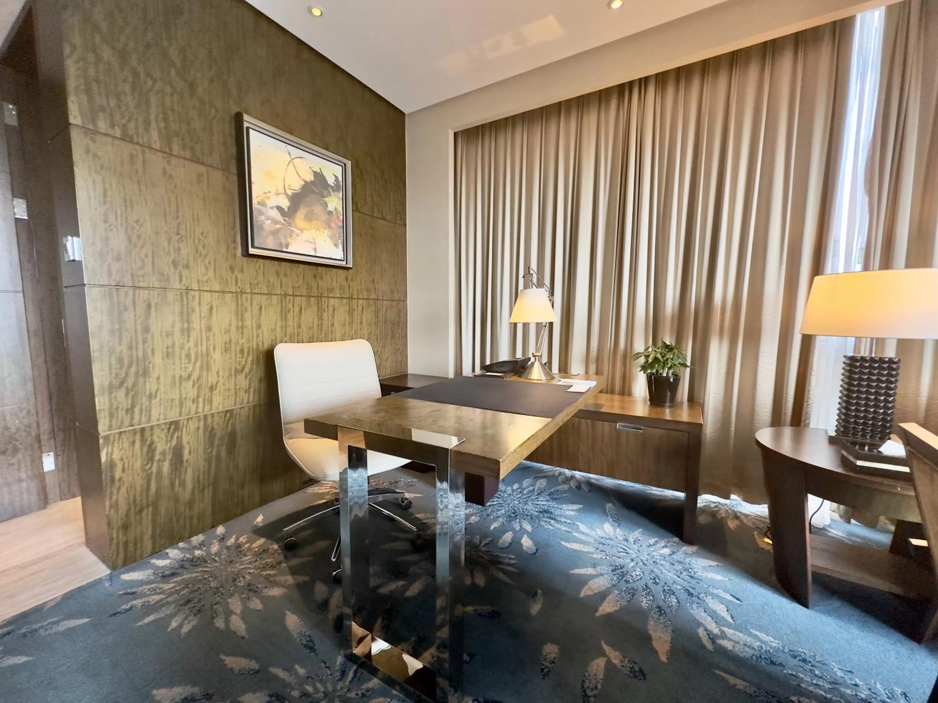 Seating area in Shanghai Marriott Hotel Pudong East - Only a 20 minute drive from Disney