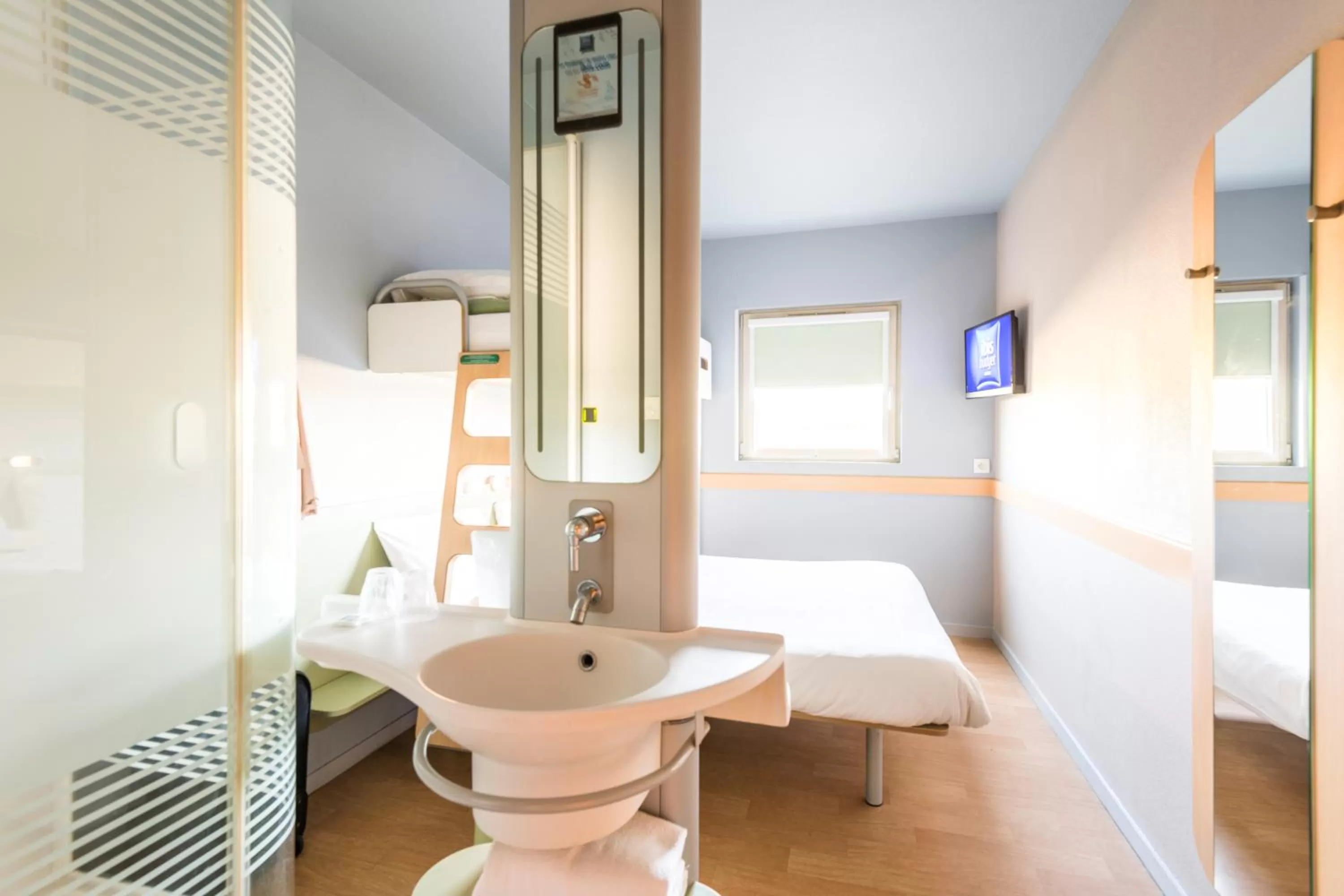 Bed in ibis budget Amberieu en Bugey/Chateau Gaillard A42