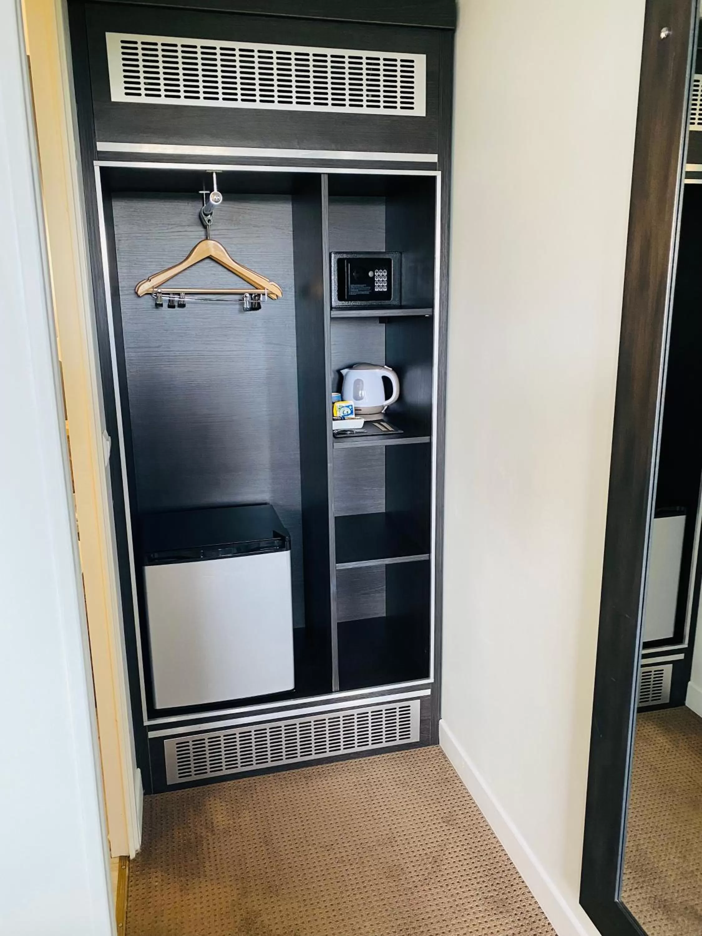 Coffee/tea facilities in Kyriad Lisieux