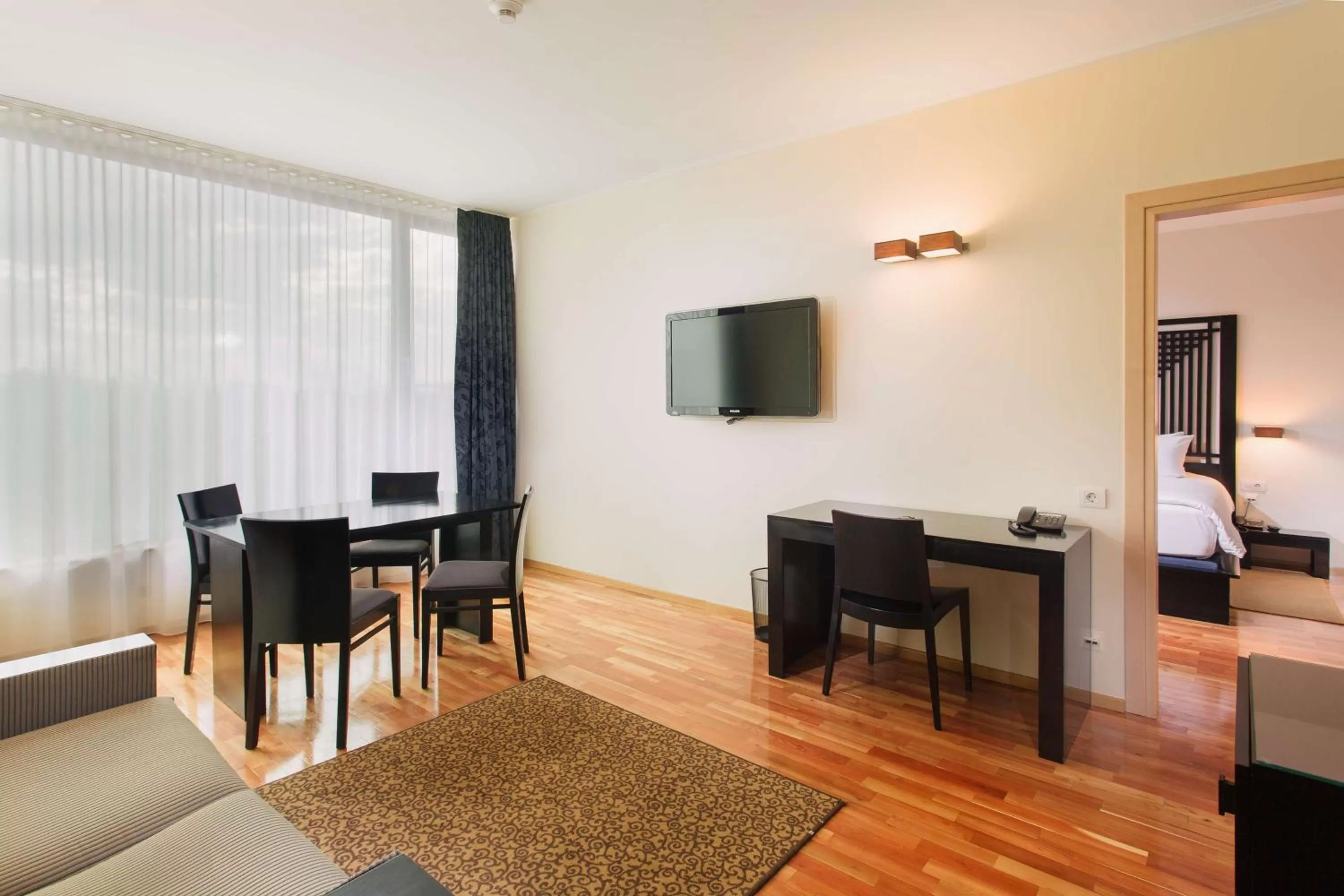 Bedroom, Bed in DoubleTree by Hilton Hotel Cluj - City Plaza