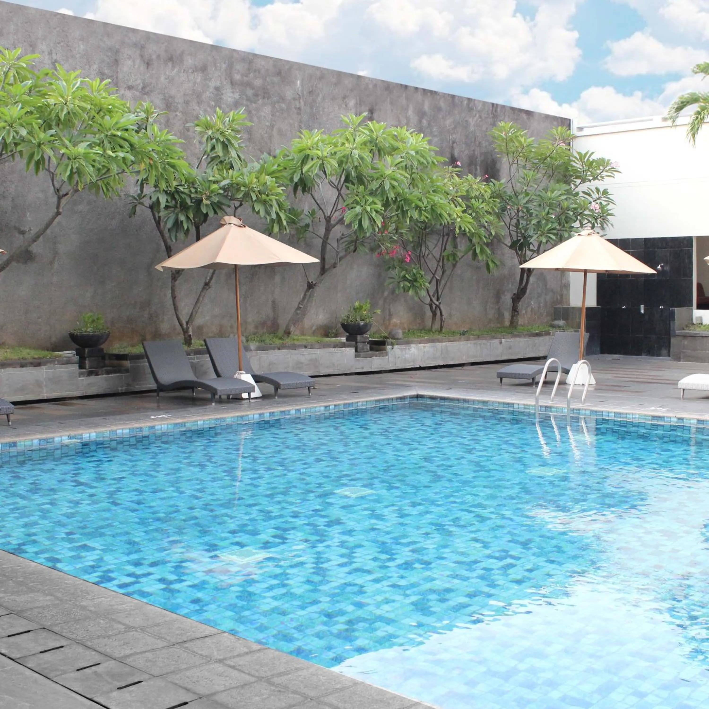 Swimming pool in Hotel Santika Premiere Semarang