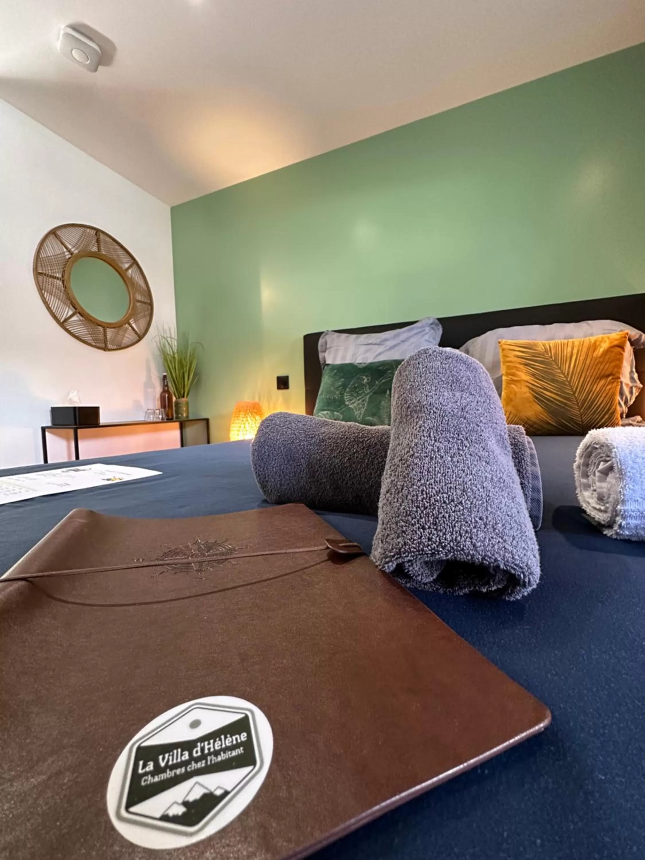 Bedroom, Bed in La Villa d'Hélène 2 - Chambres d'hôtes BnB et Appartements - Cluses