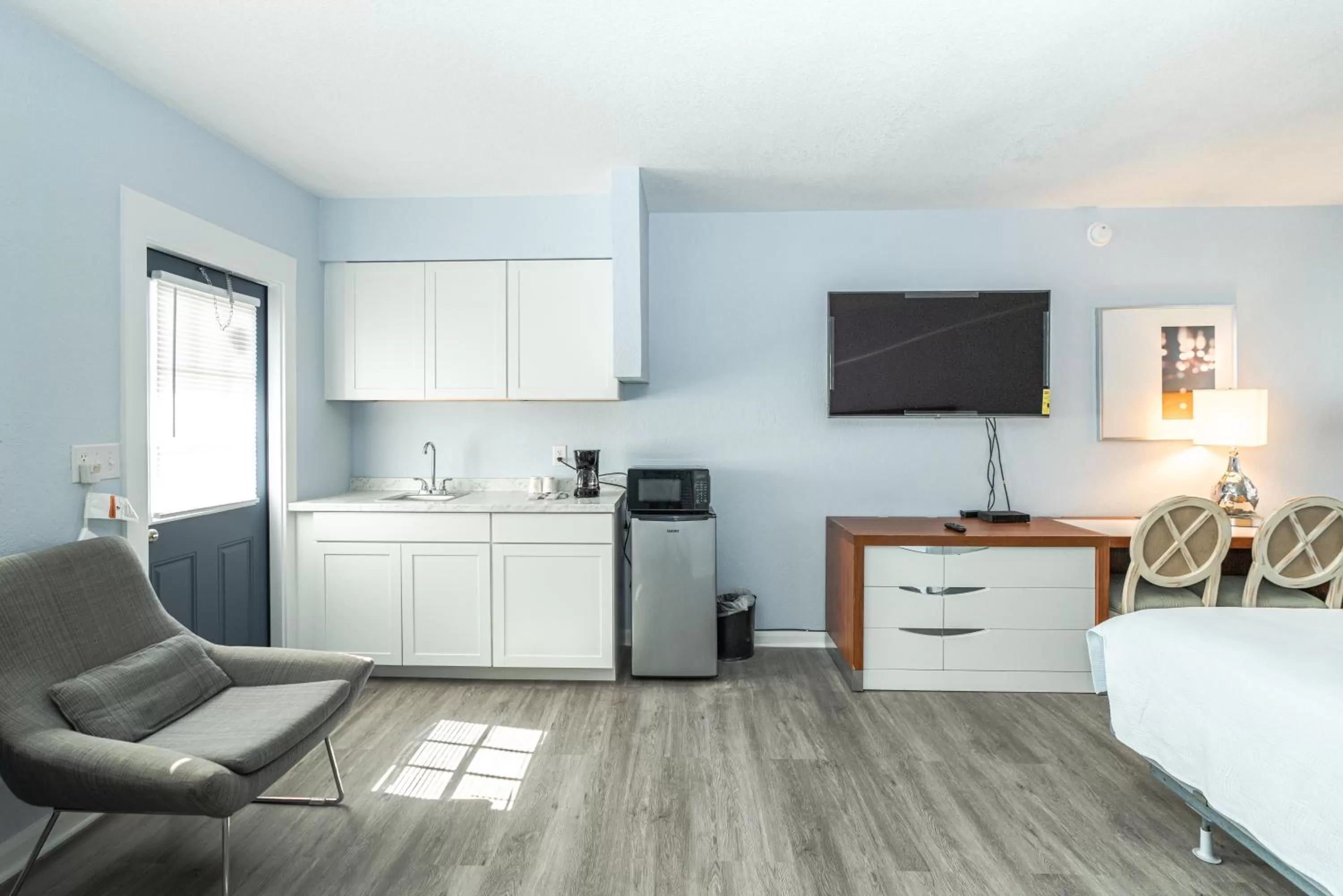 Kitchen/Kitchenette in Echo Sails Motel