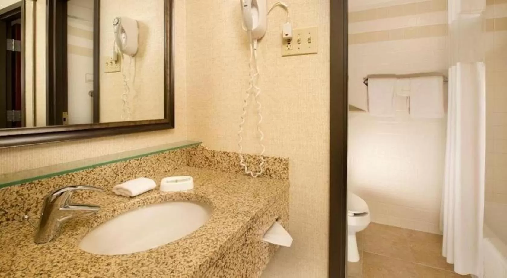 Bathroom in Hotel Lotus Kansas City Stadium