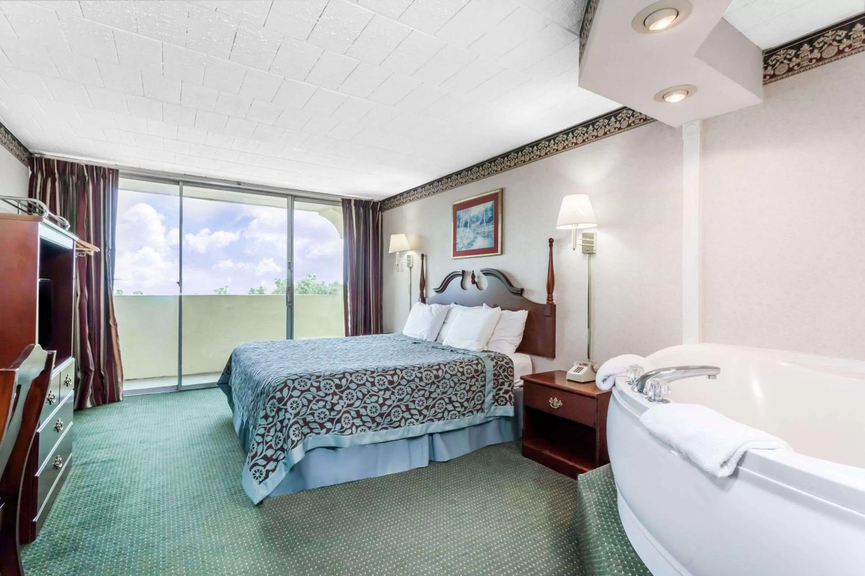 Photo of the whole room, Bed in Days Inn by Wyndham Tannersville