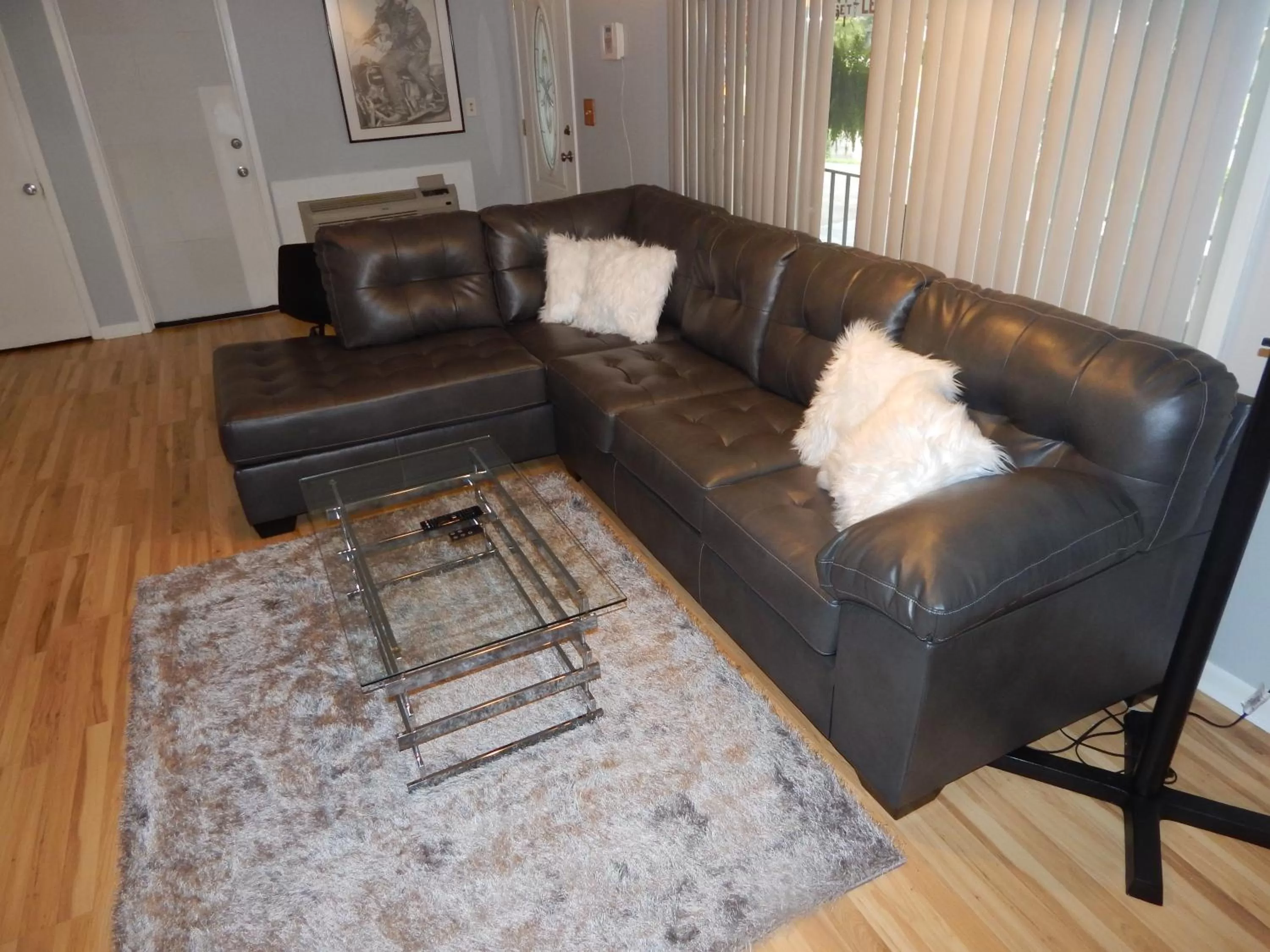 Living room in Sunset Motel