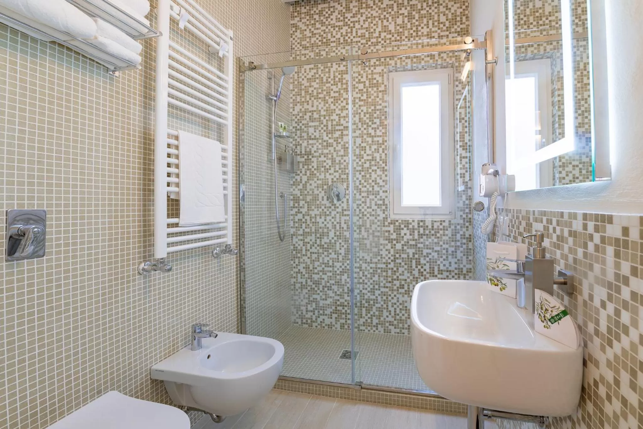 Shower in Le Maestranze Deluxe Rooms