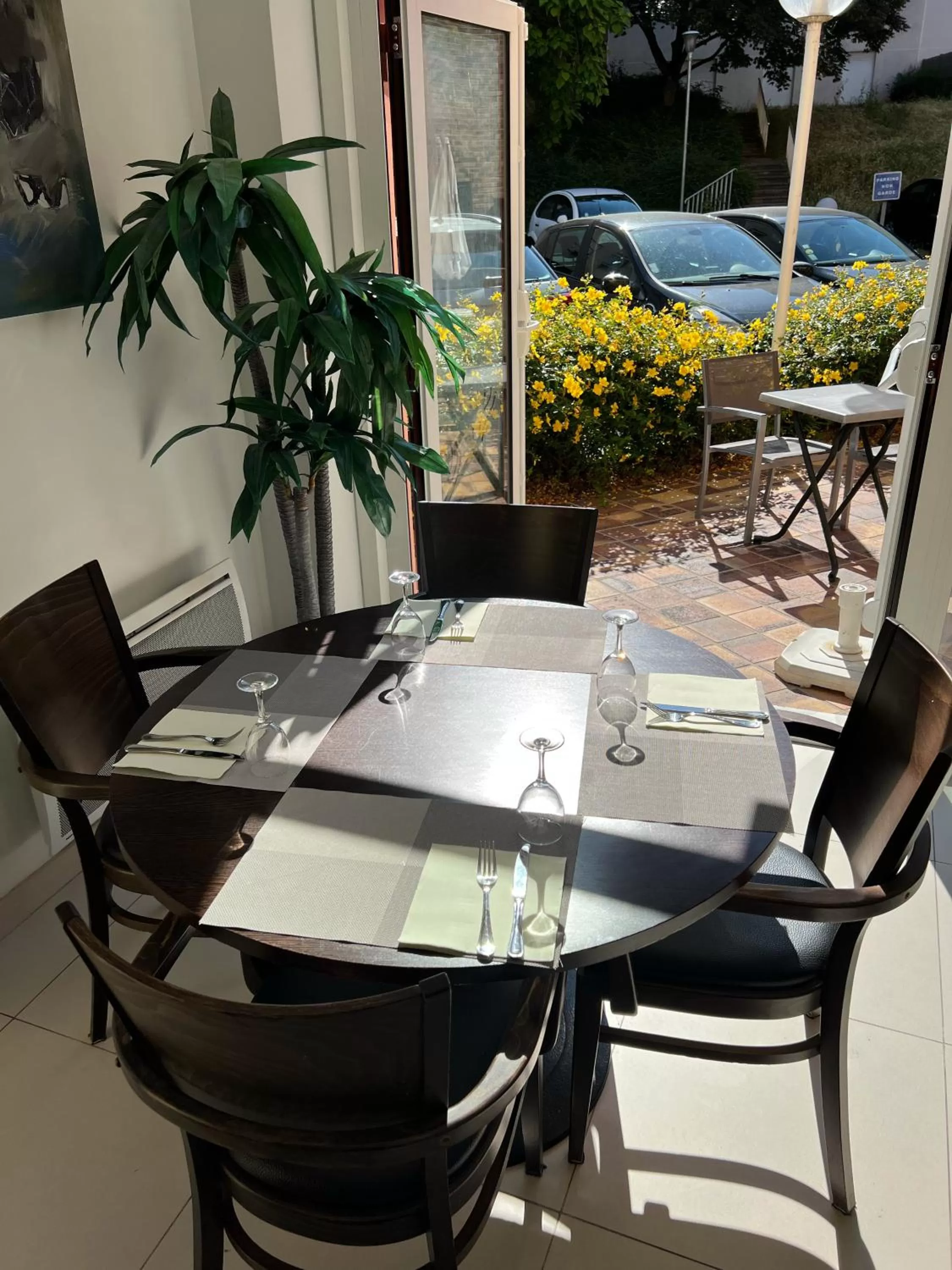 Restaurant/places to eat in Hôtel des Arcades de Cachan - Grand Paris Sud