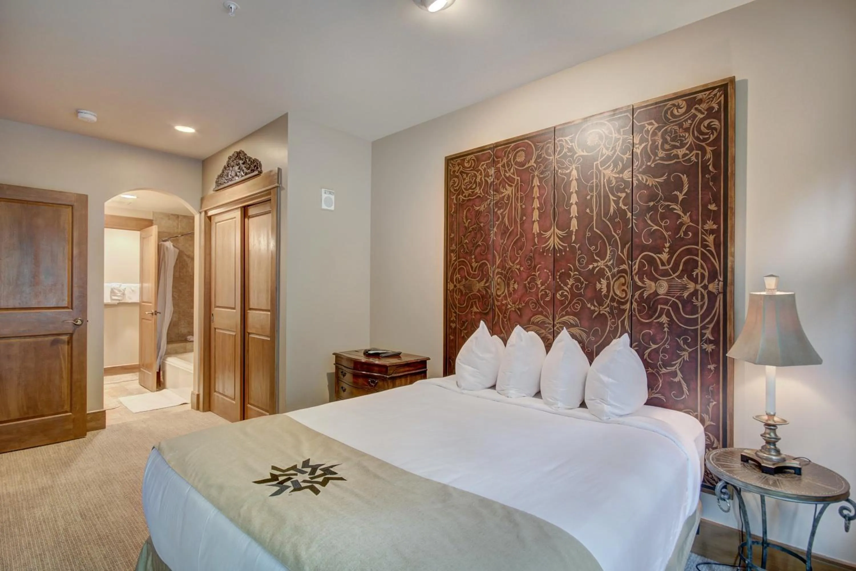 Bed in Timbers & Lone Eagle by Keystone Resort