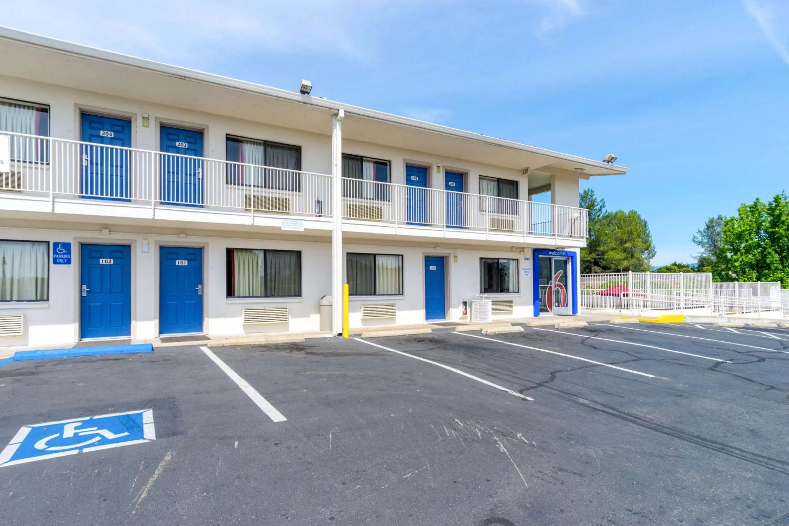 Property building in Motel 6-Redding, CA - Central