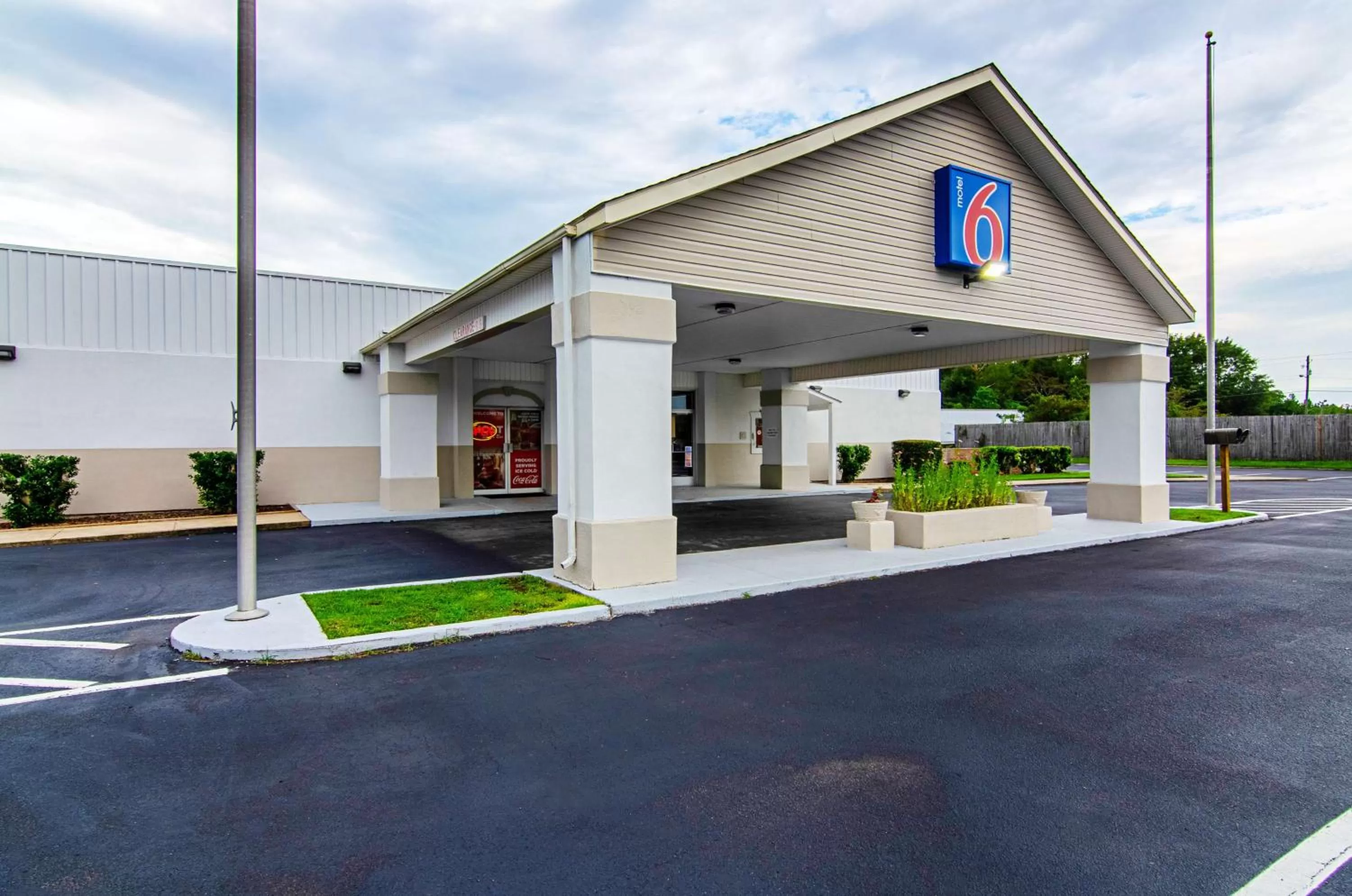 Property building in Motel 6-Bay Minette, AL