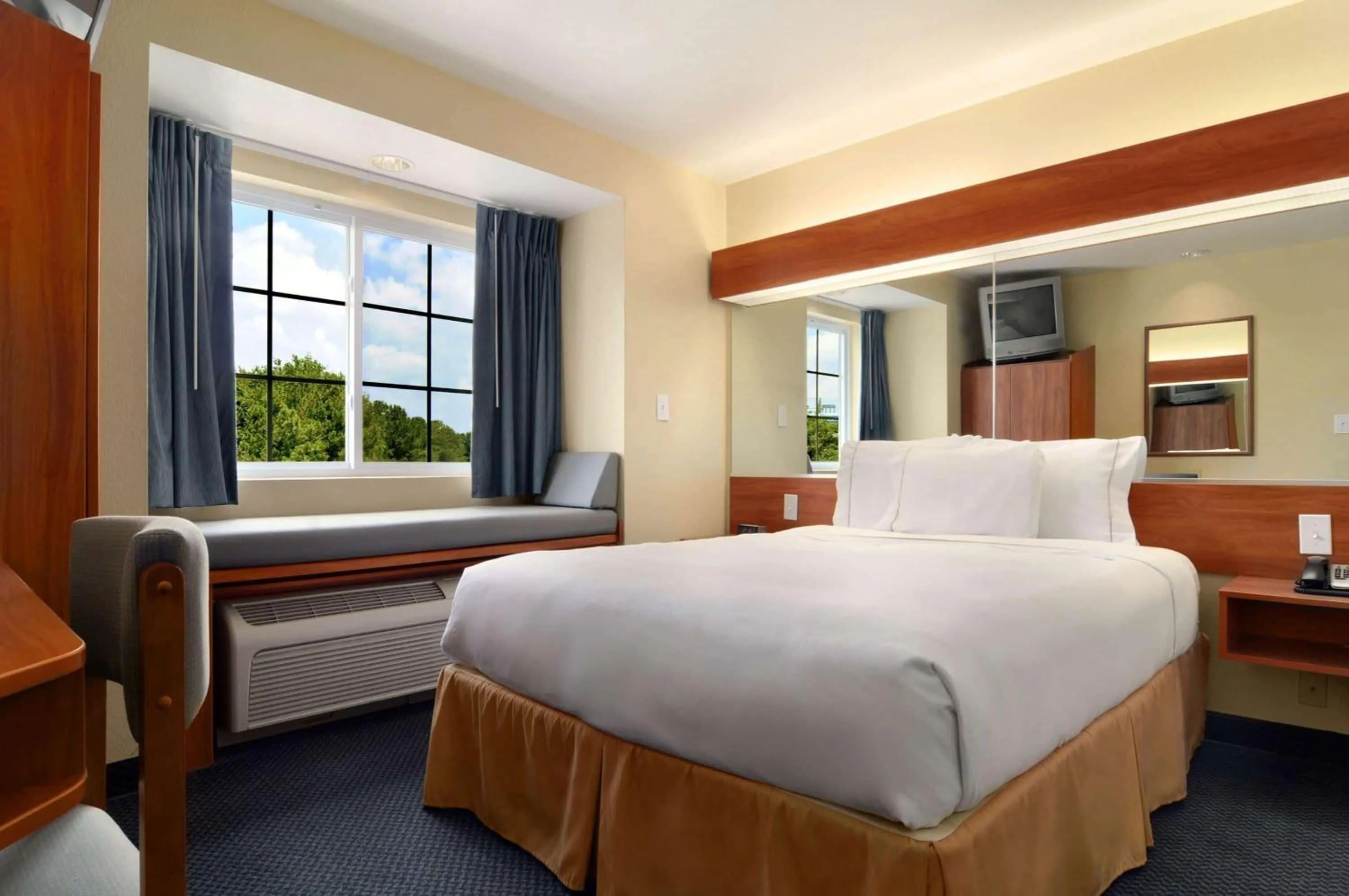 Photo of the whole room, Bed in Microtel Inn & Suites by Wyndham Huntsville
