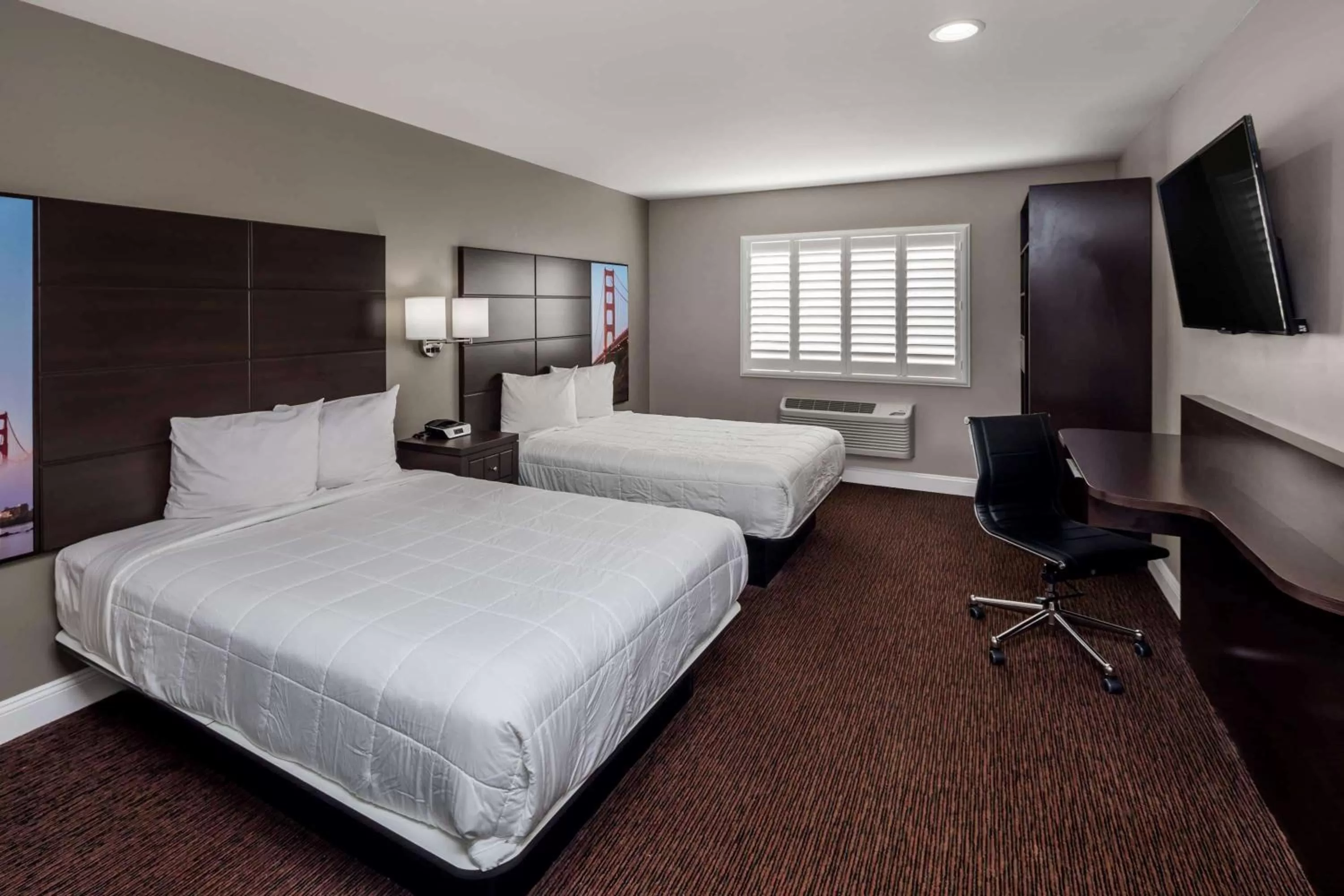 Photo of the whole room, Bed in Vallejo Inn