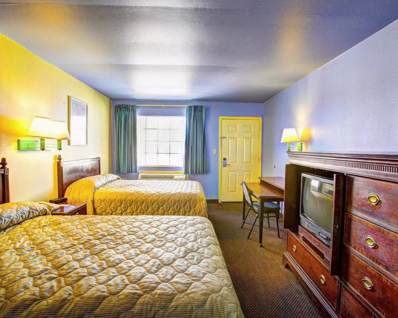 Photo of the whole room, Bed in Nites Inn