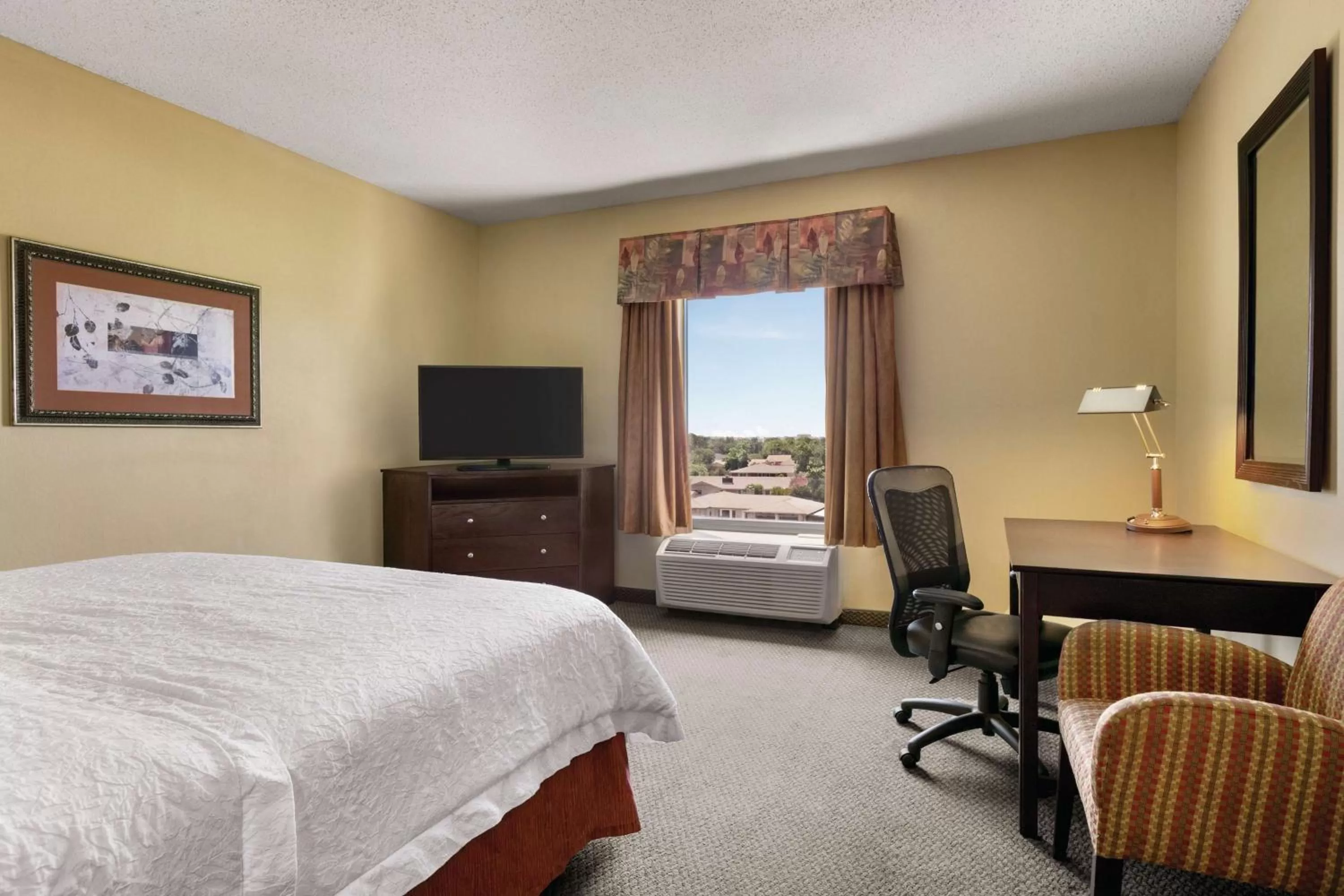 Bedroom, Bed in Hampton Inn & Suites Lawton