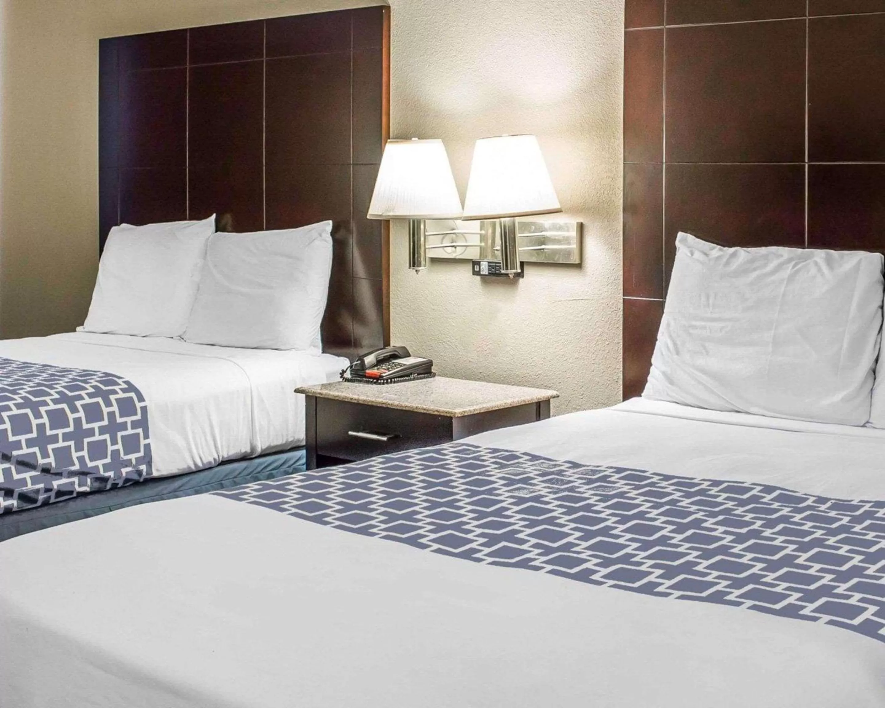 Photo of the whole room, Bed in Econo Lodge Scranton near Montage Mountain