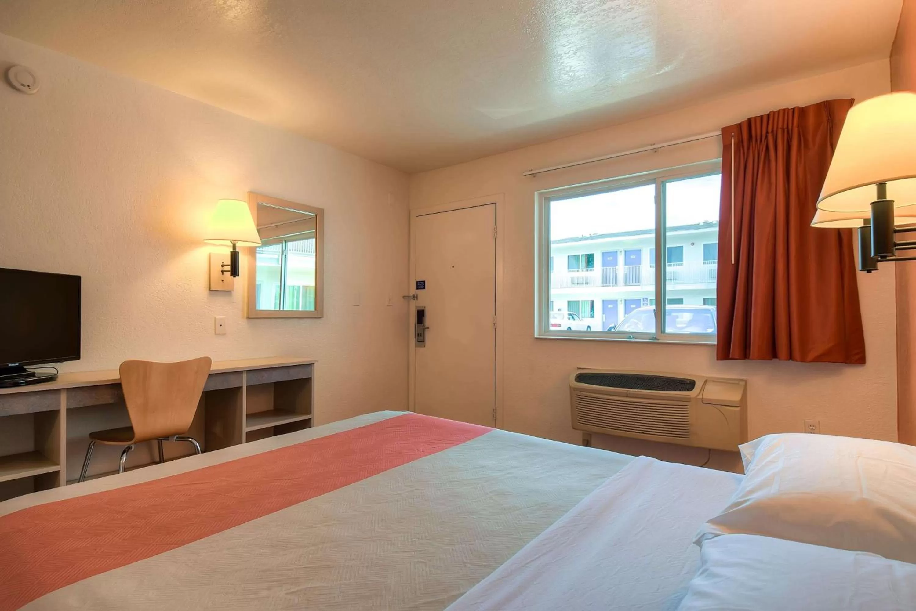 TV and multimedia, Bed in Motel 6-Westminster, CA - South - Long Beach Area