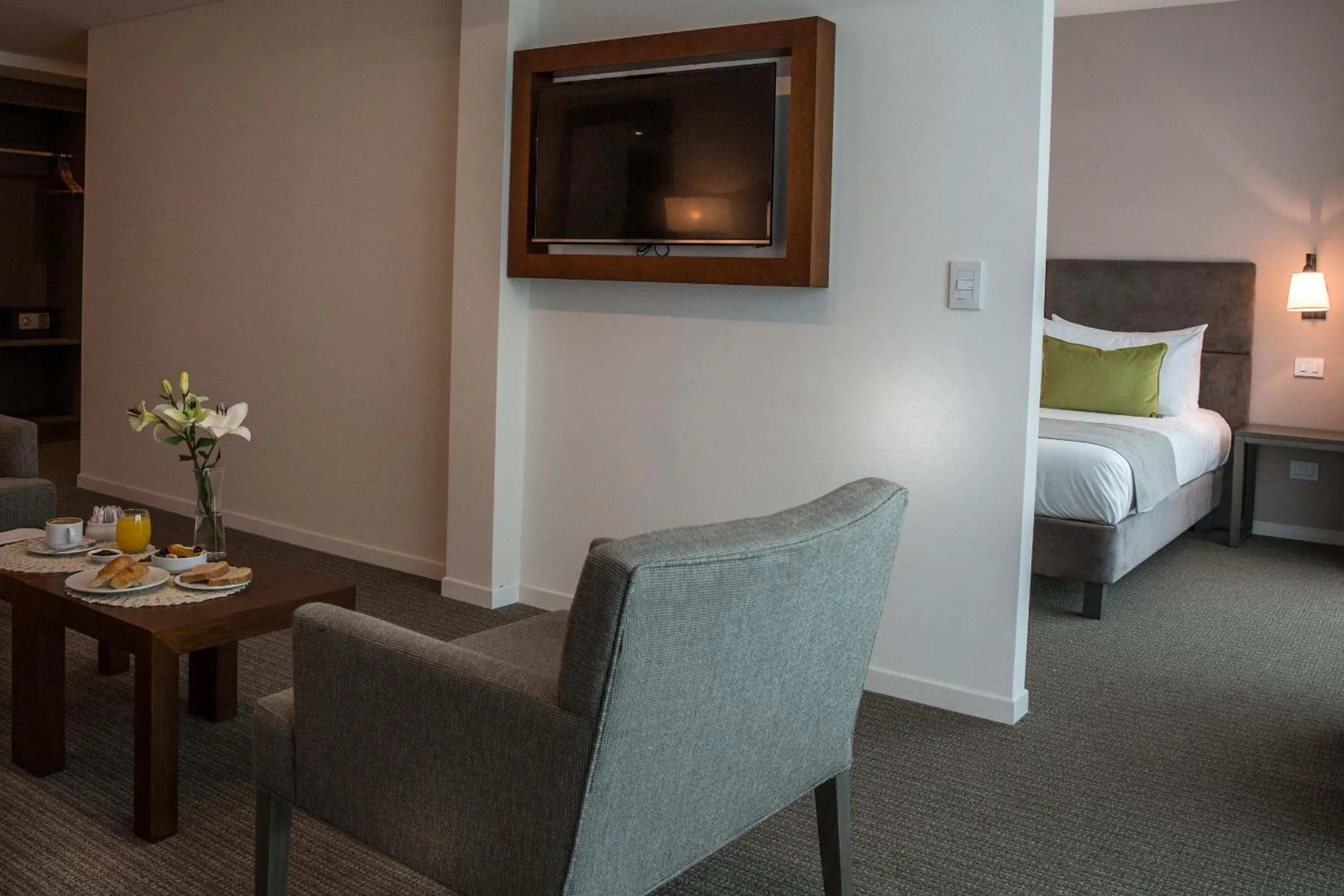 Living room, Bed in Howard Johnson Plaza Buenos Aires