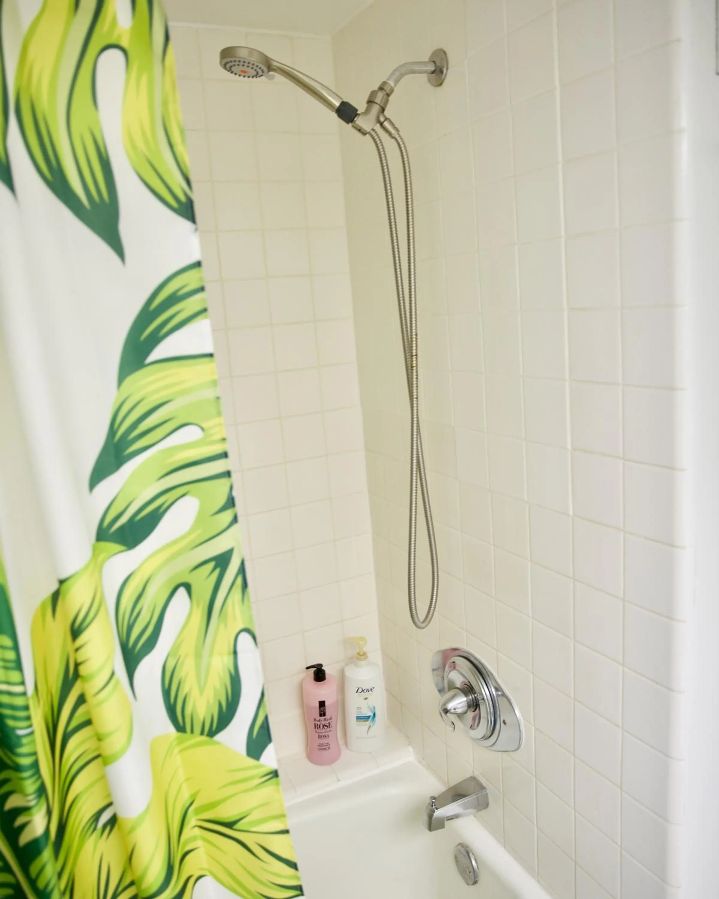 Tropical Studios at Marine Surf Waikiki - FREE PARKING - BEST LOCATION - FULL KITCHEN - SWIMMING POOL
