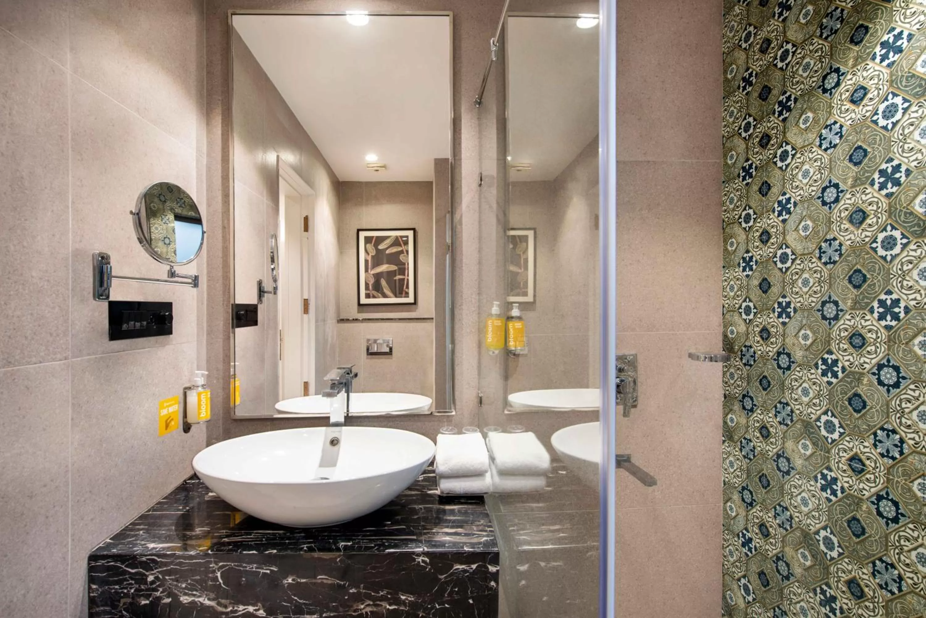 Bathroom in Bloom Boutique l GK1