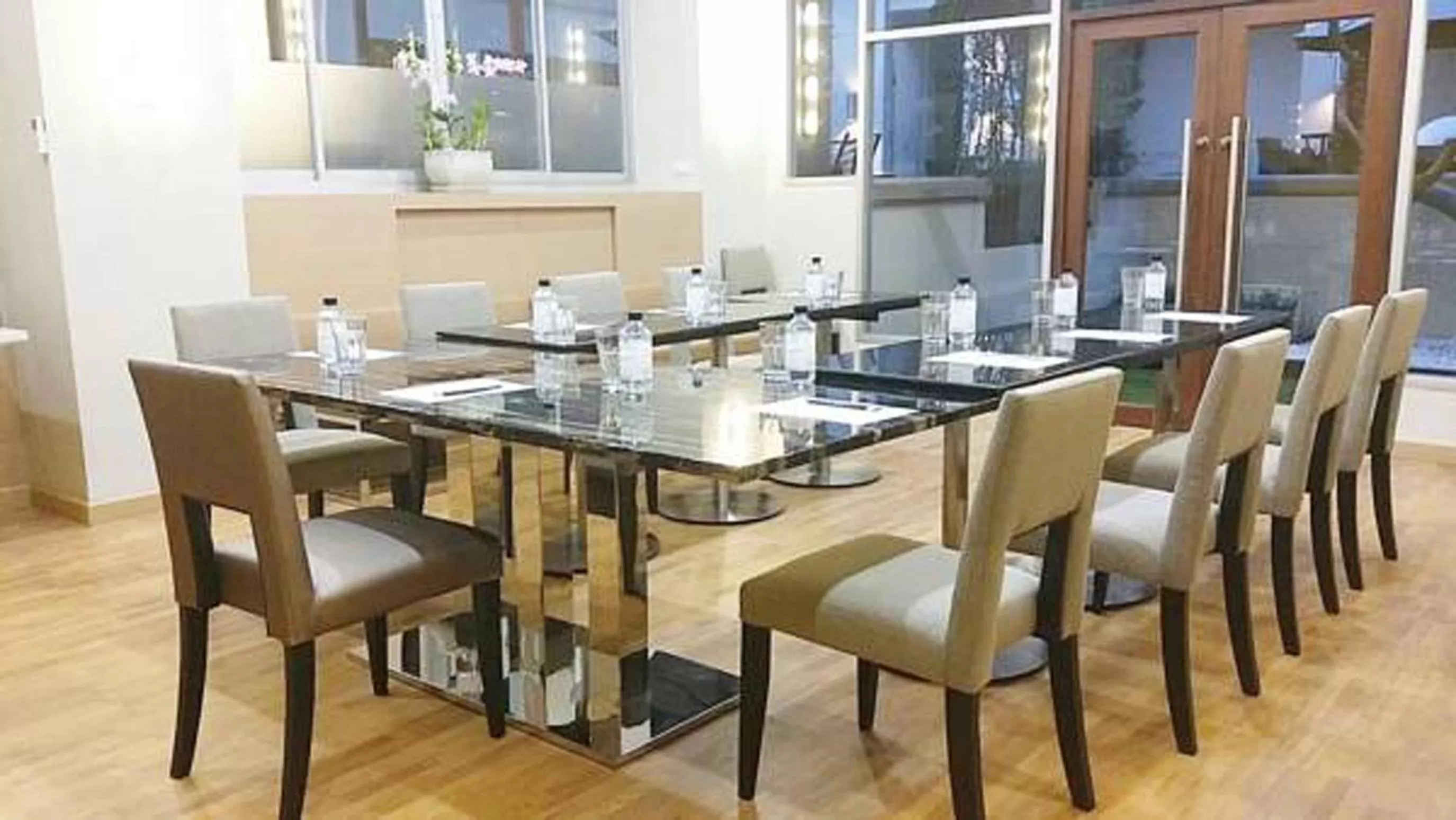 Meeting/conference room in Asoke Residence Sukhumvit by UHG