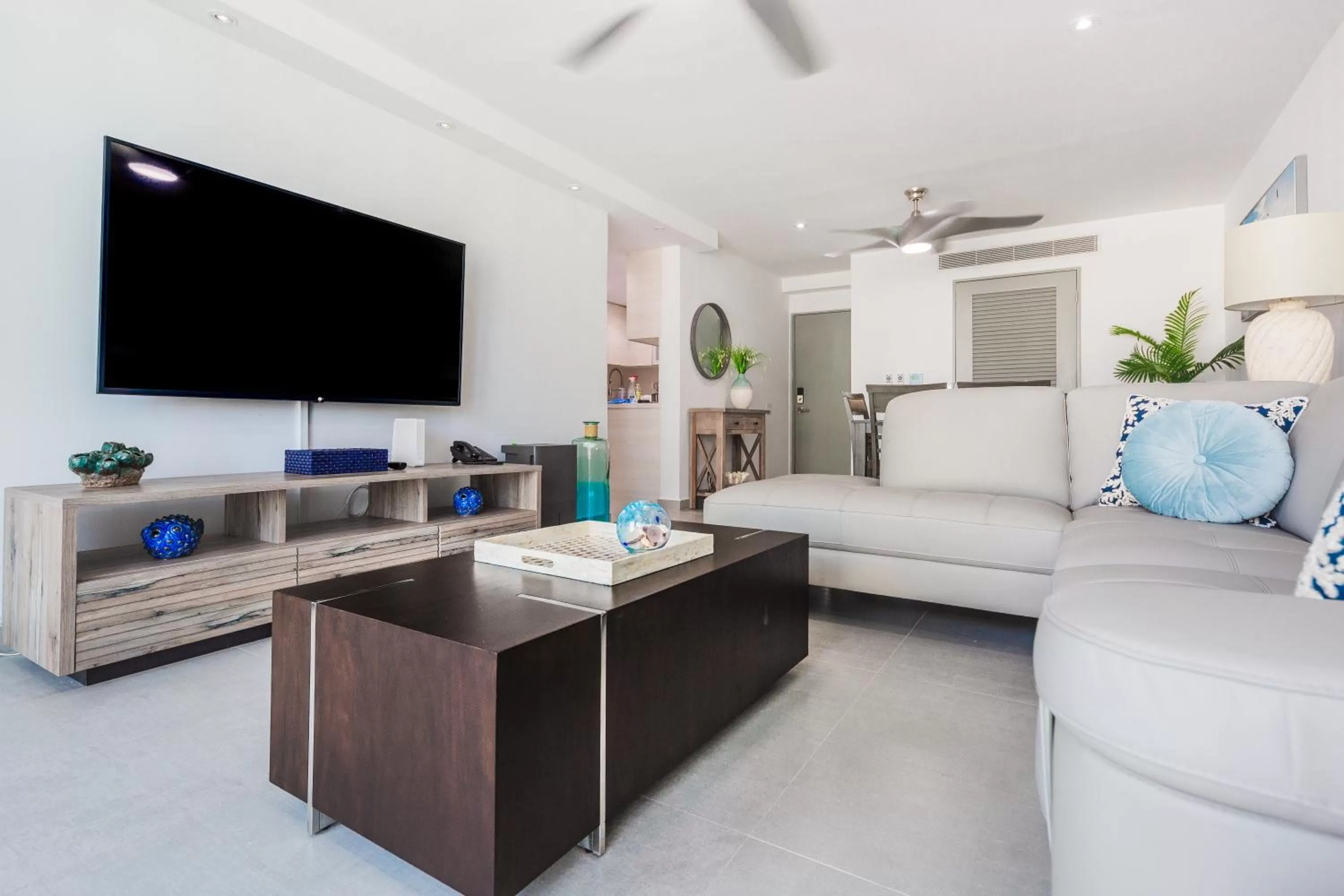 Living room in ESJ Towers by Chana