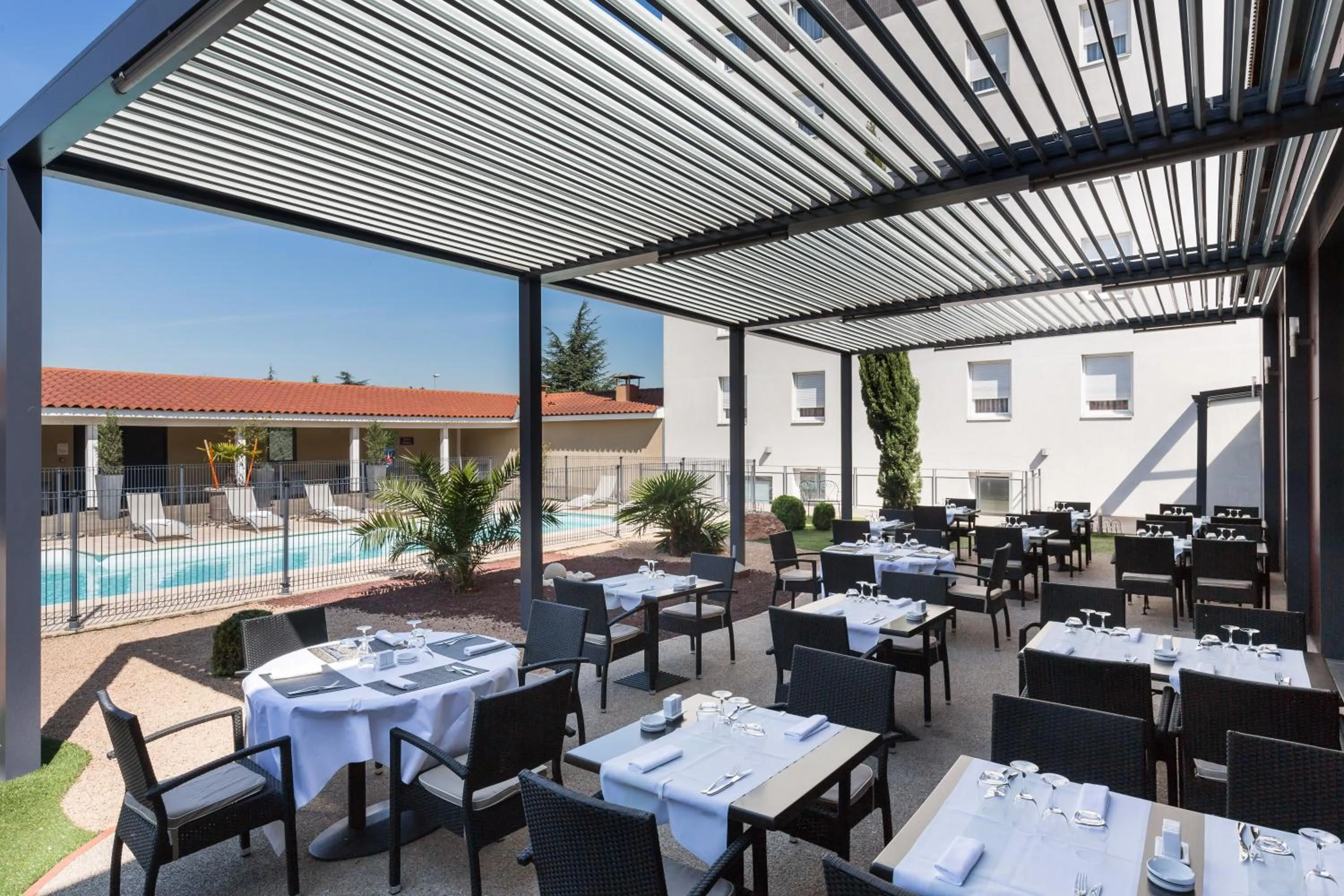 Patio in Hotel Gatsby by HappyCulture