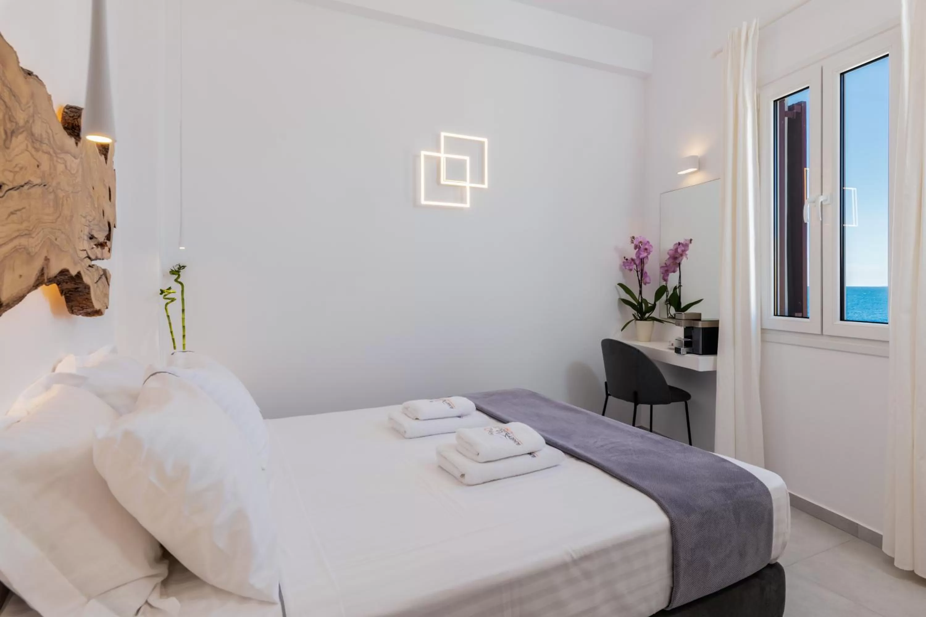 Bed in Sunset Paraportiani Rooms