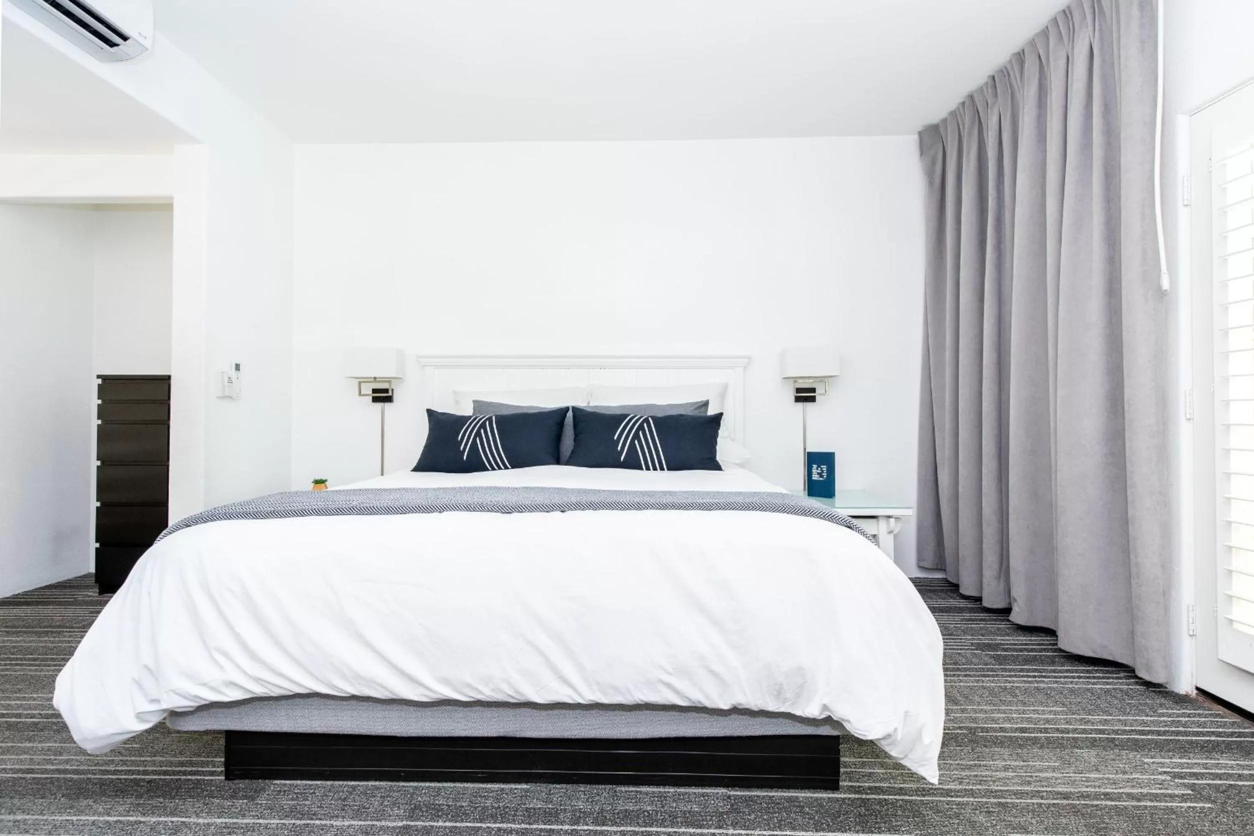 Bed in Alcazar Palm Springs