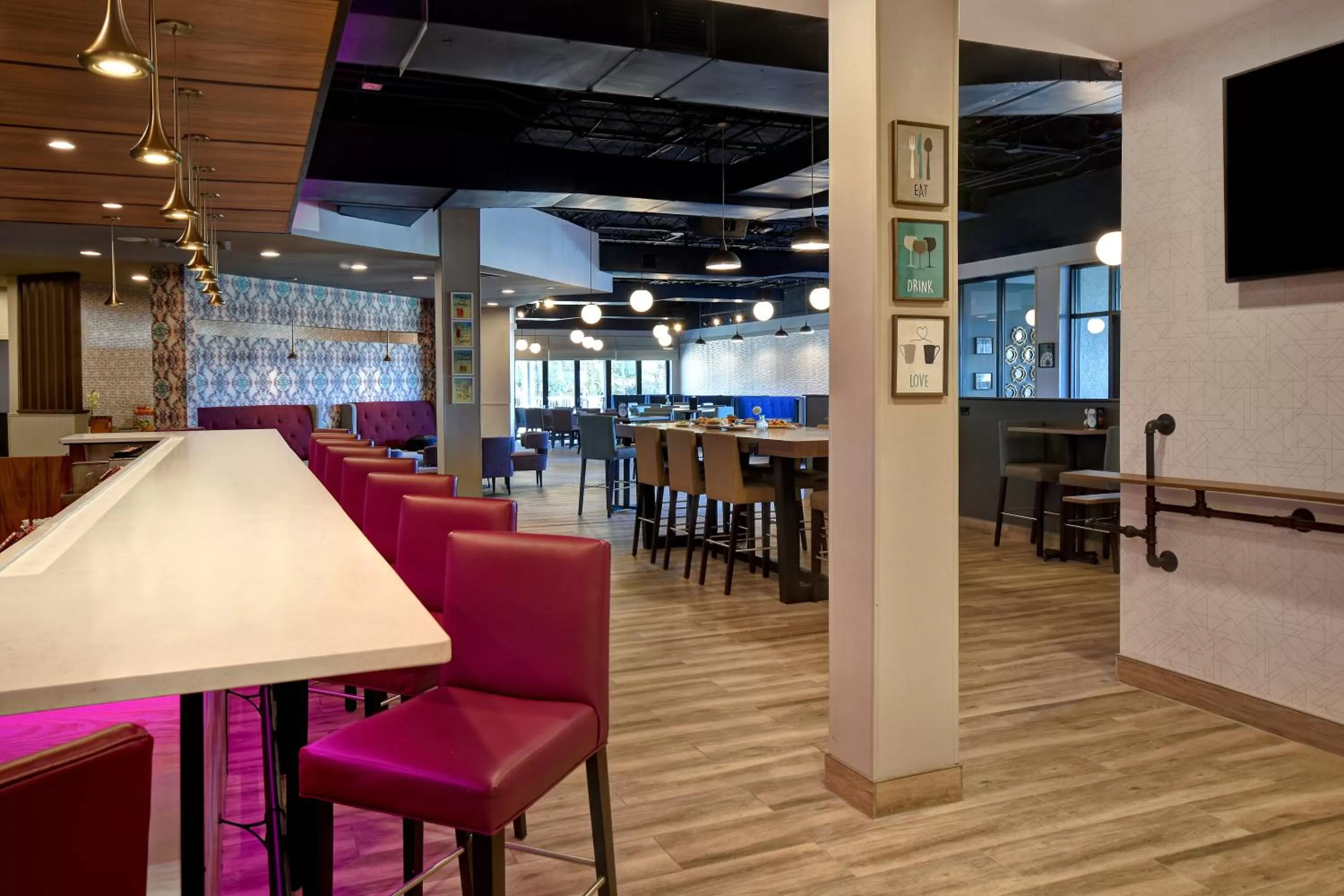 Lounge or bar in Holiday Inn Philadelphia-Cherry Hill by IHG