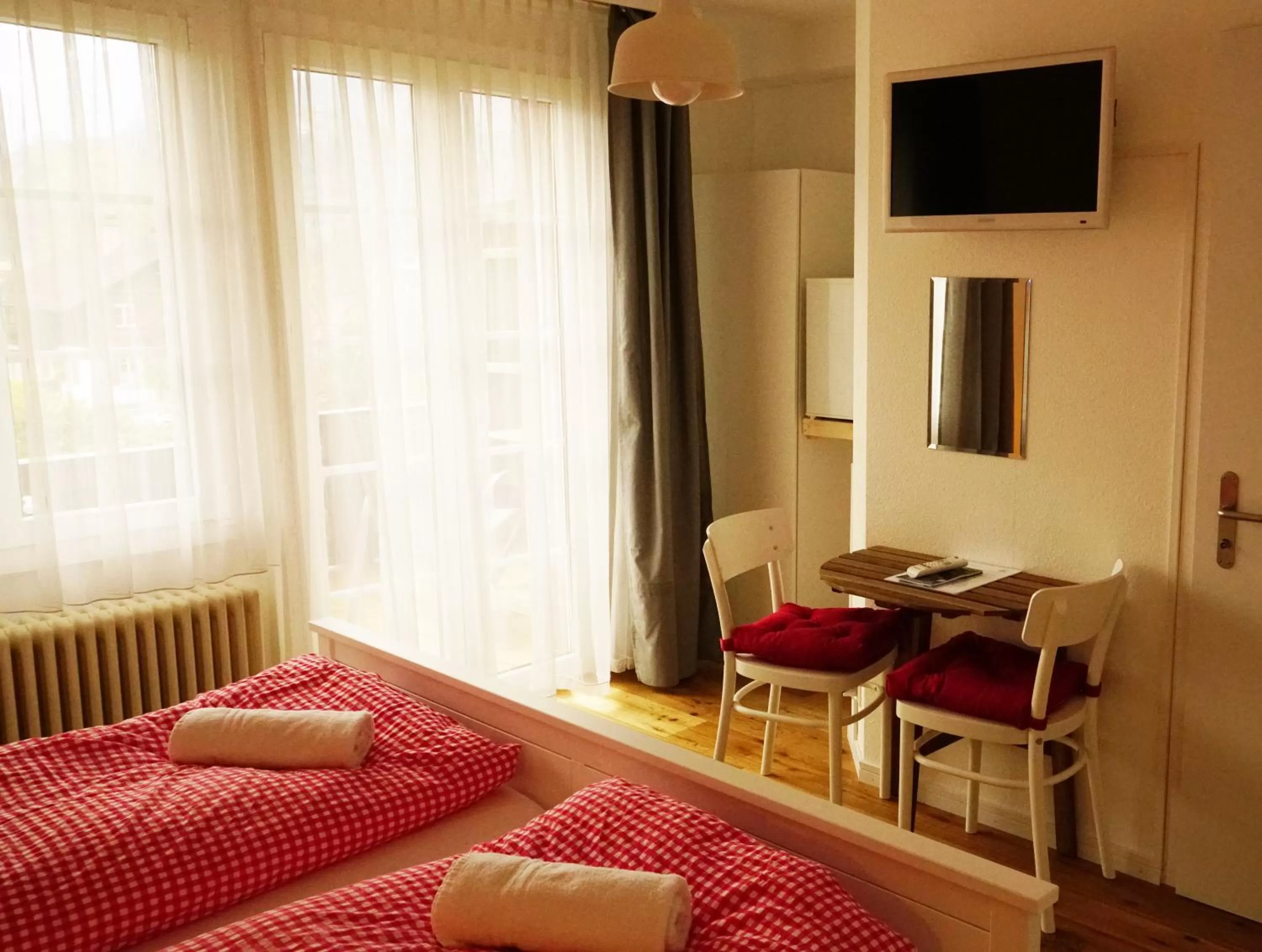 TV and multimedia, Bed in Adventure Guesthouse Interlaken