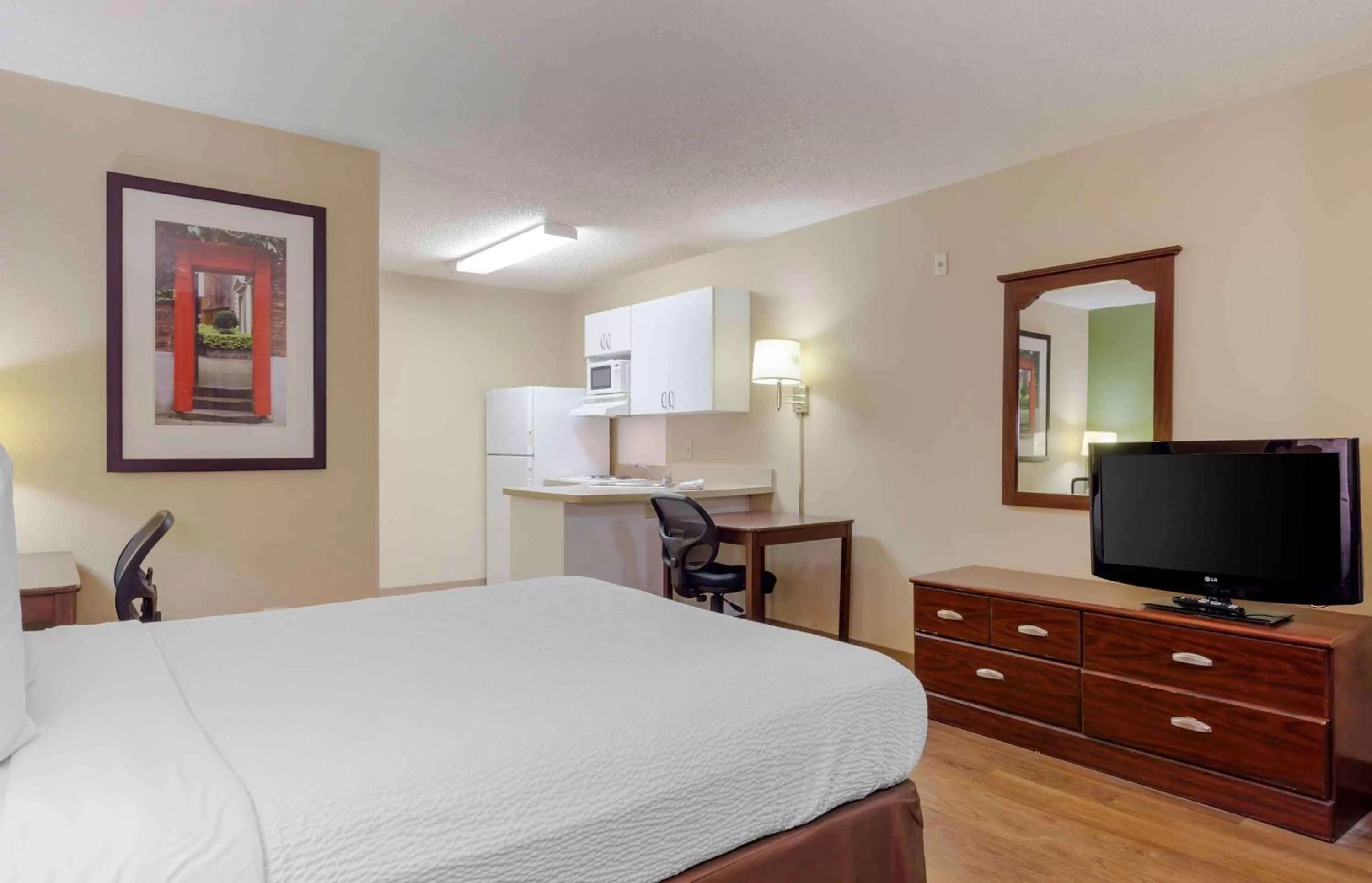 Bedroom, Bed in Extended Stay America Select Suites - Raleigh - RDU Airport