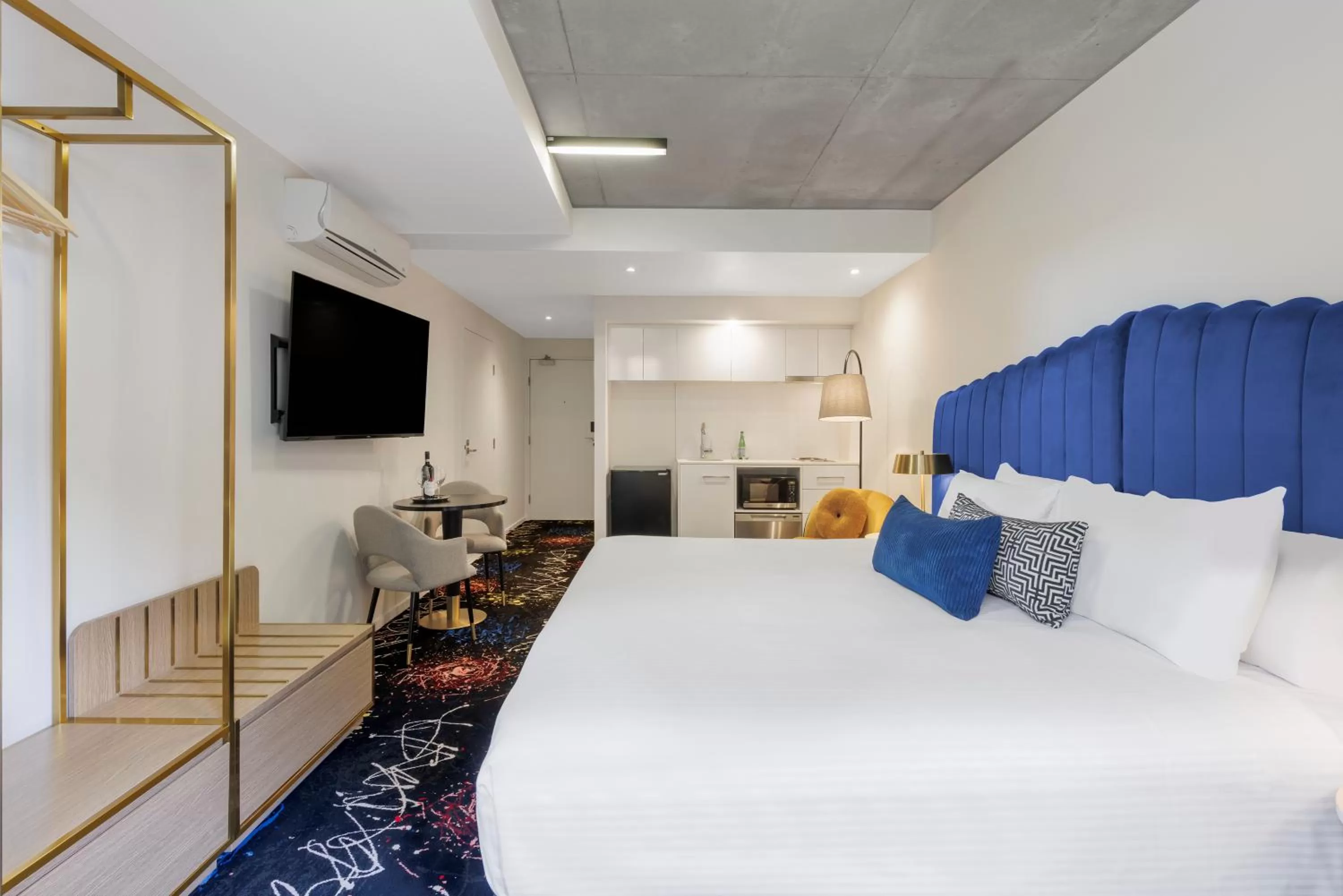 Bed in Mercure Melbourne St Kilda Road