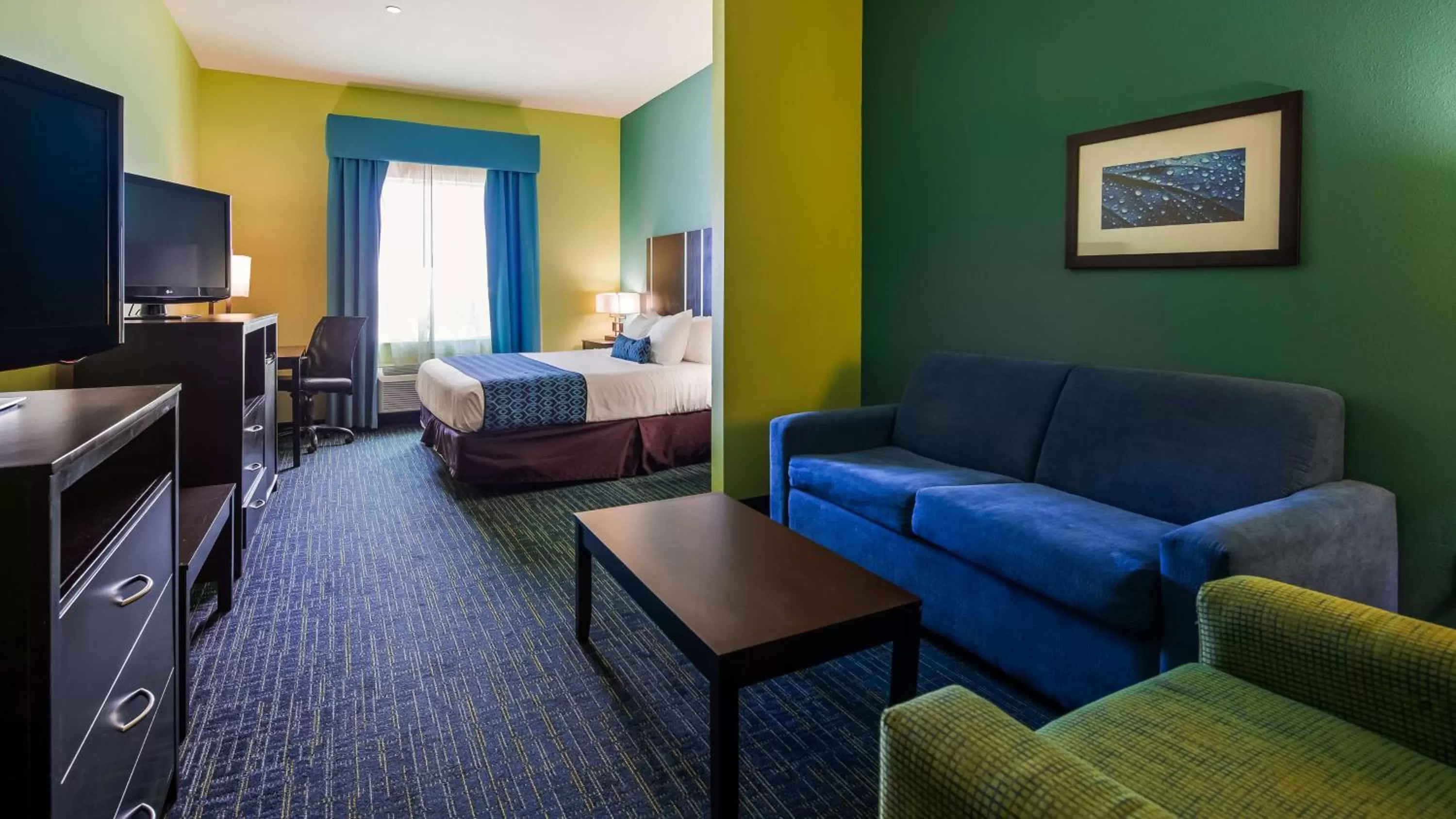 Photo of the whole room, Bed in Best Western Plus Carrizo Springs Inn & Suites