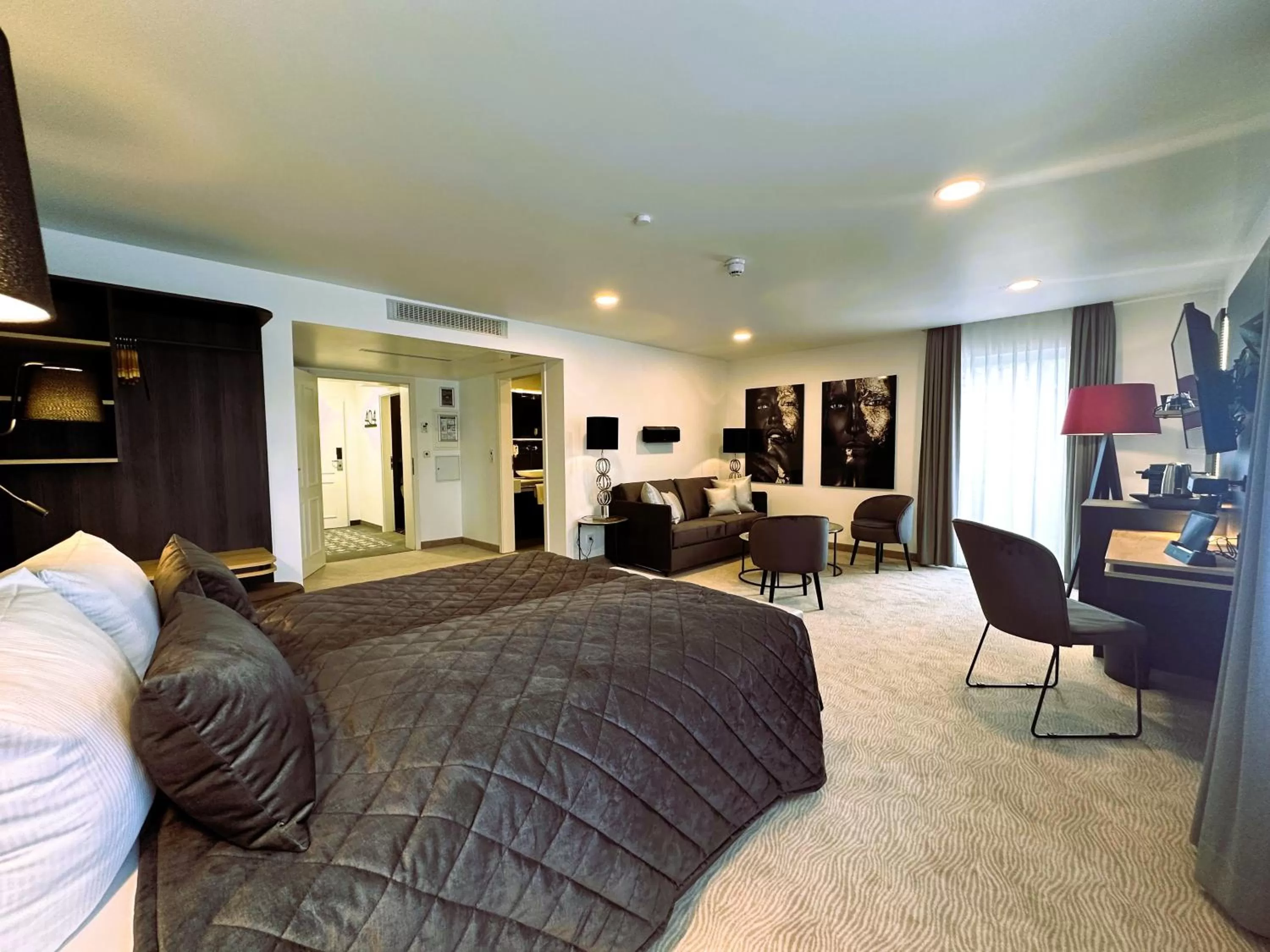 Photo of the whole room in Rhein Hotel St. Martin