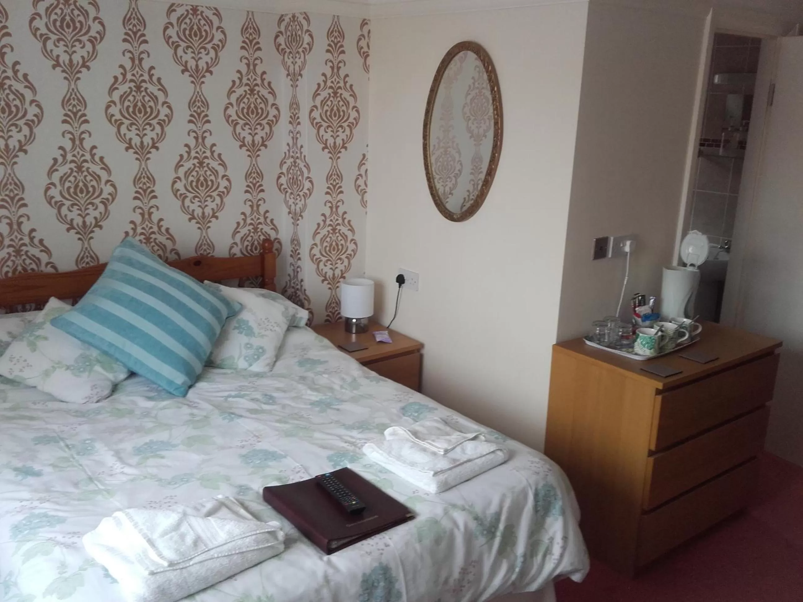 Coffee/tea facilities, Bed in Clumber House Hotel