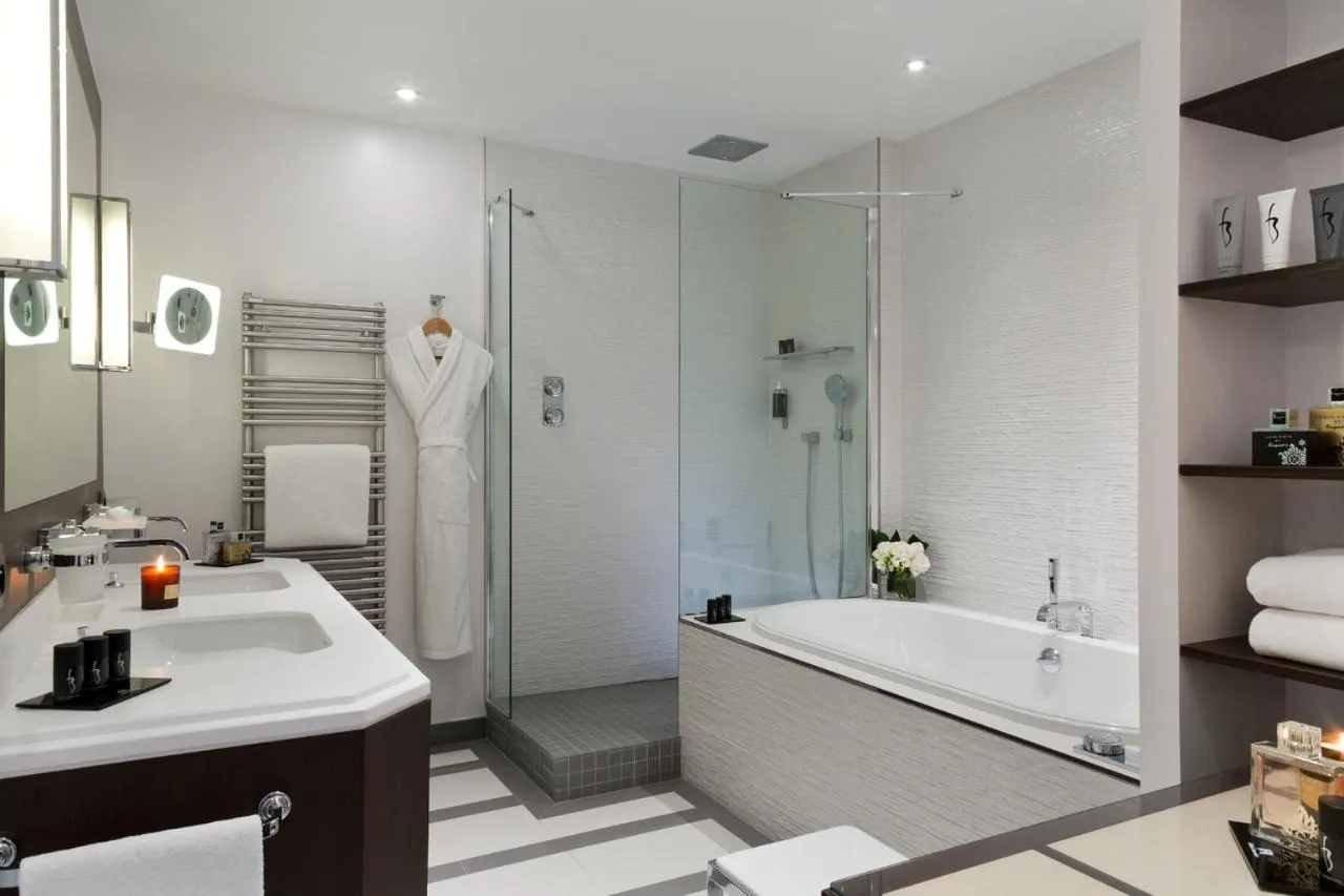 Shower in Hôtel Barrière Le Royal Deauville