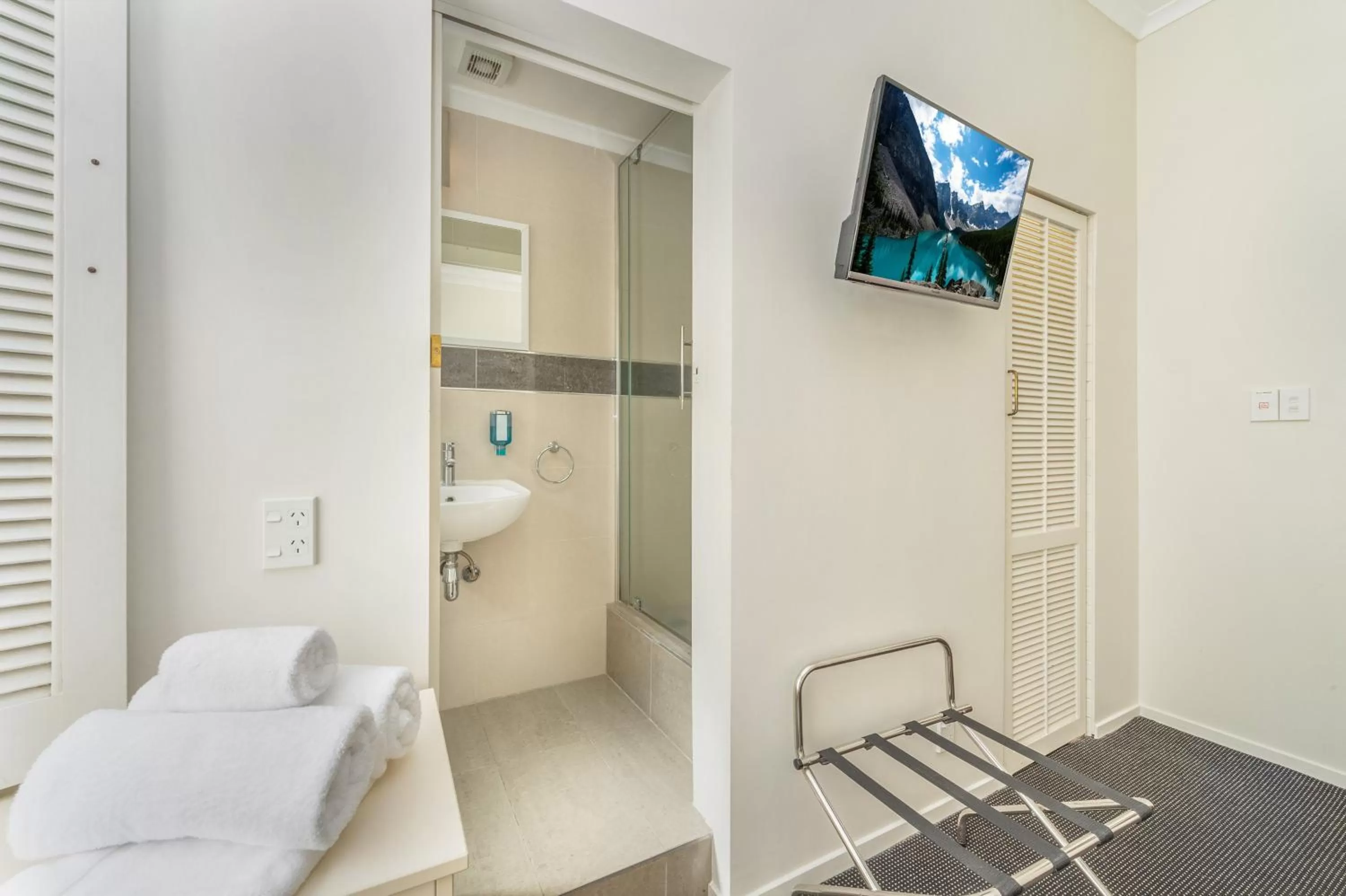 Bathroom, Bed in Ramada by Wyndham, Hamilton City Center