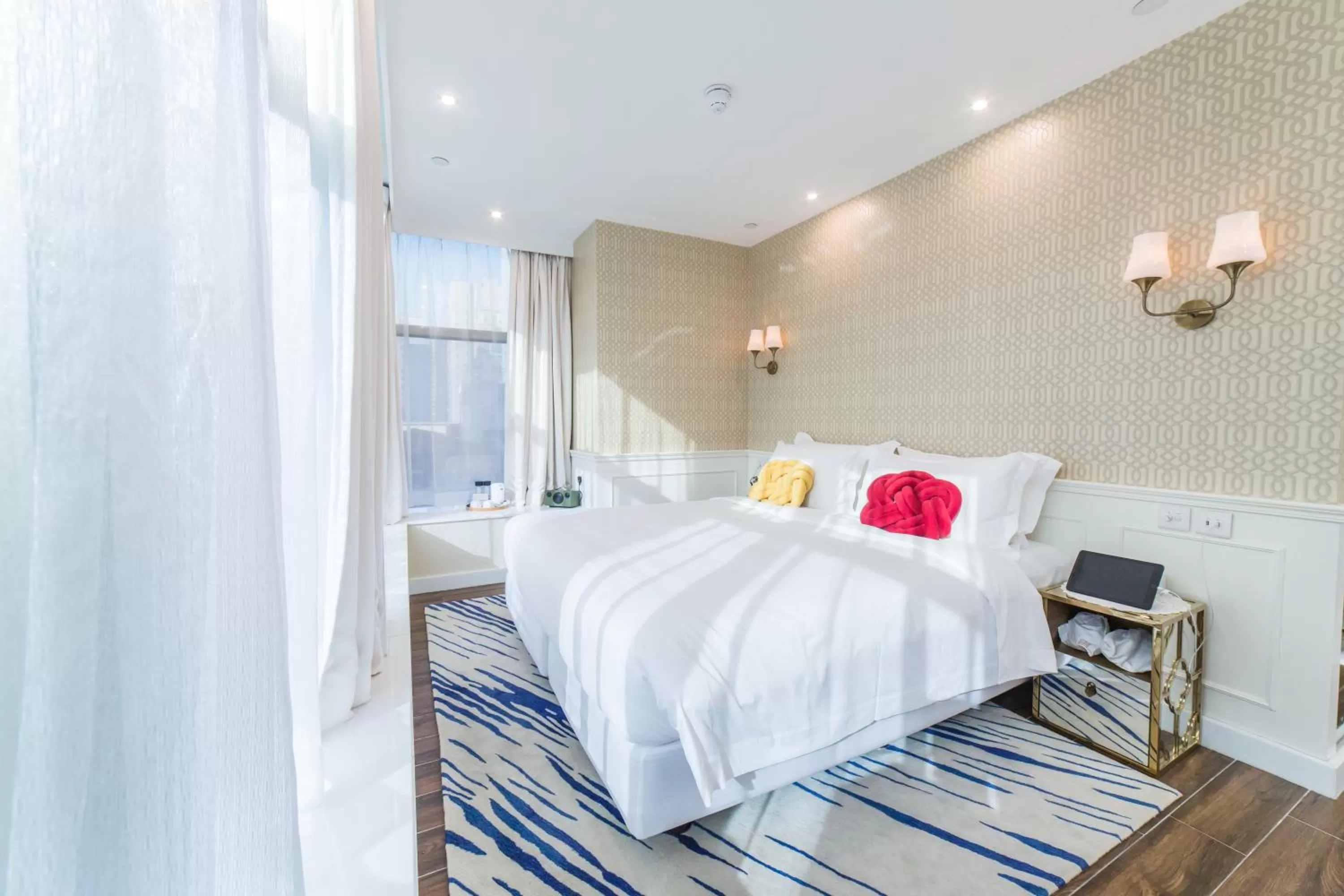 Bed in Tung Nam Lou Art Hotel